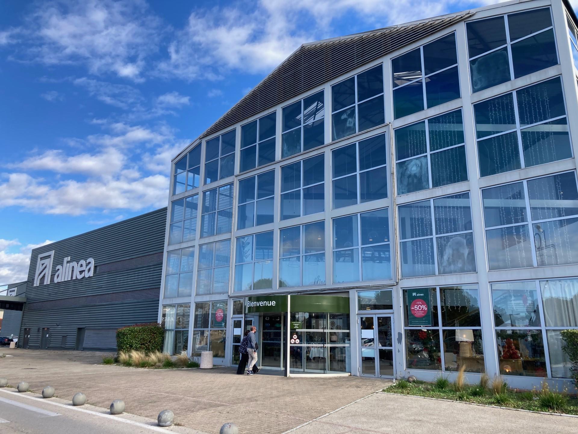 Les salariés d’Alinea expriment colère et inquiétude samedi devant le magasin