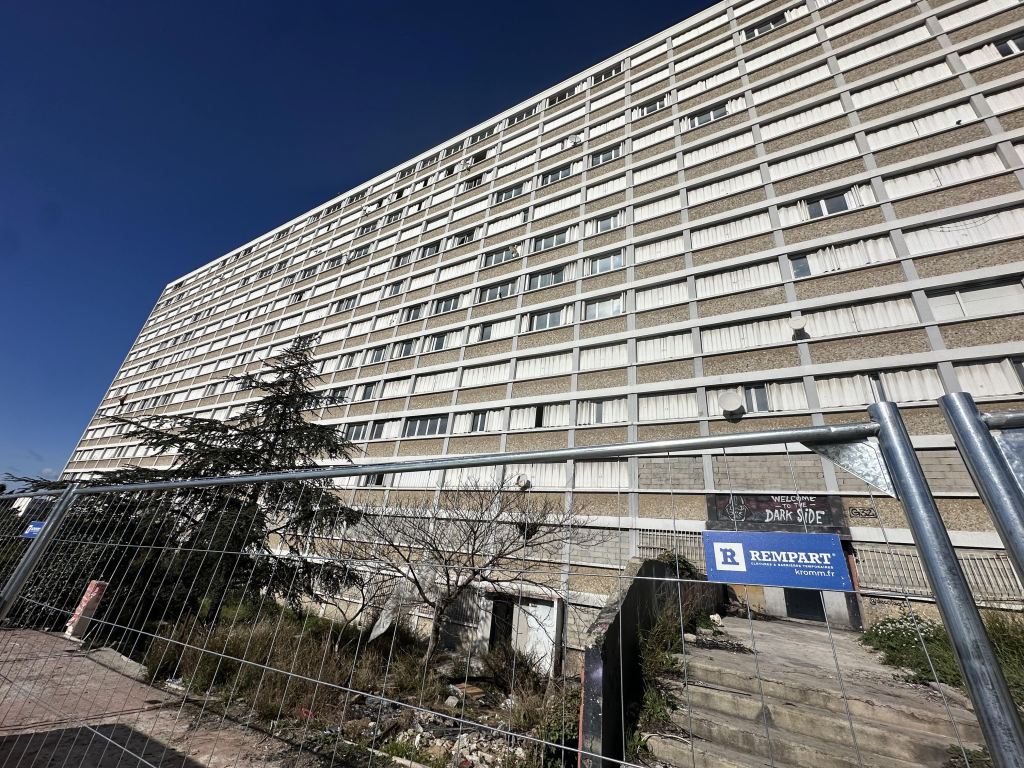 Kalliste : top départ de la démolition du bâtiment G