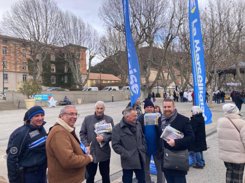 [En images] «&nbsp;La&nbsp;Marseillaise&nbsp;» sur les marchés des Alpes