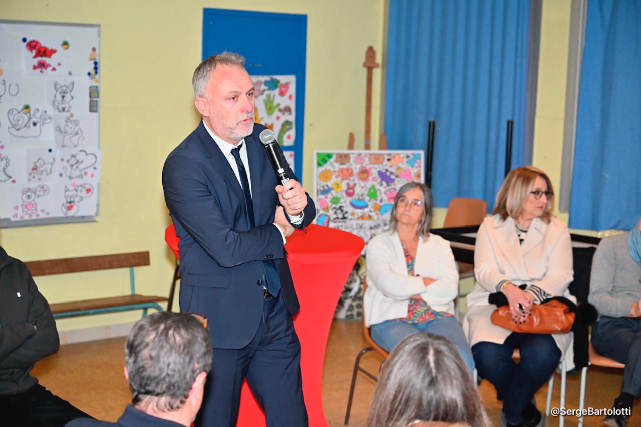 Nicolas Koukas prend le pouls des habitants à Arles
