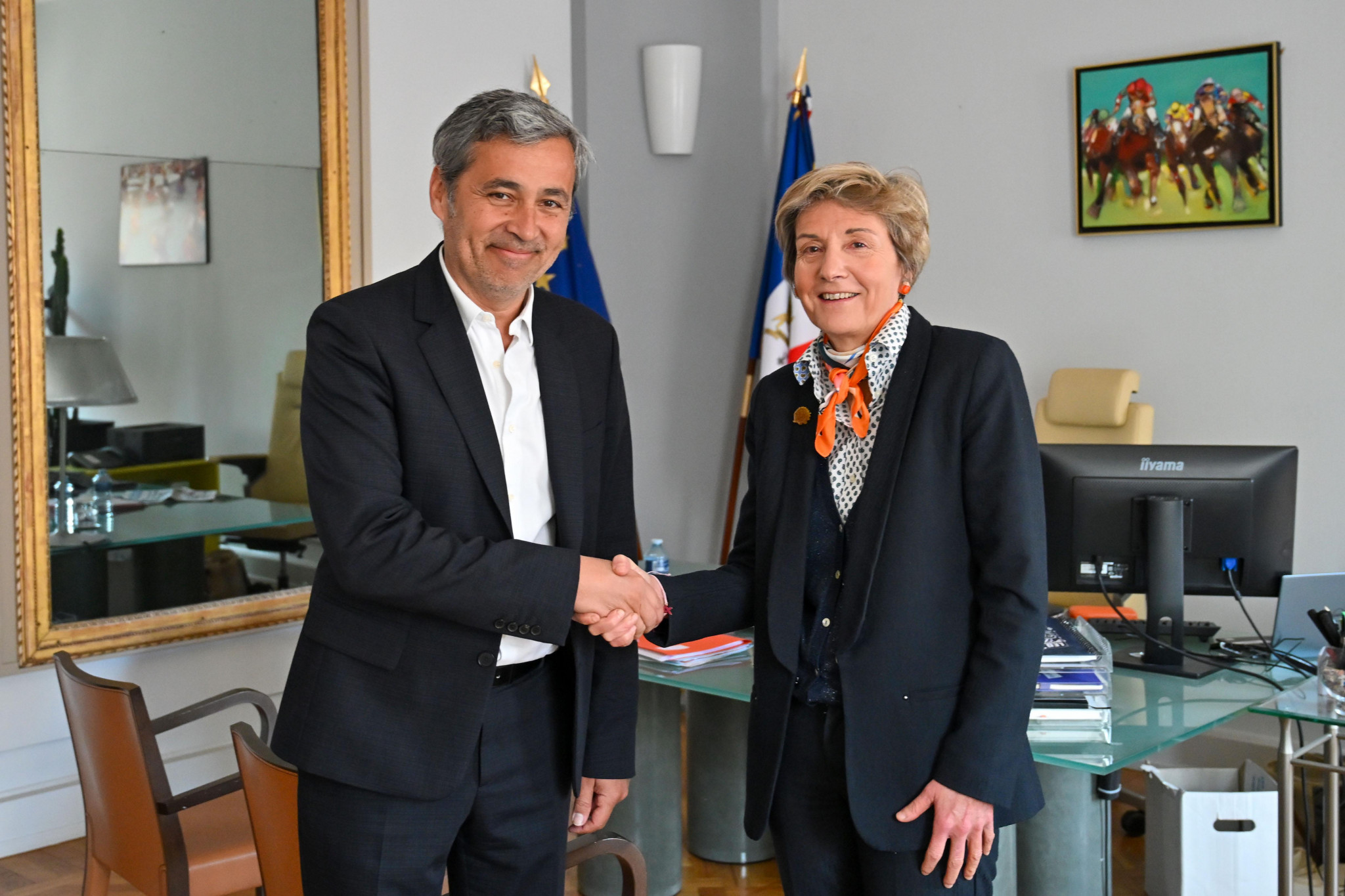 Le futur maire d’Avignon, Olivier Galzi, a rencontré sa prédécesseure Cécile Helle