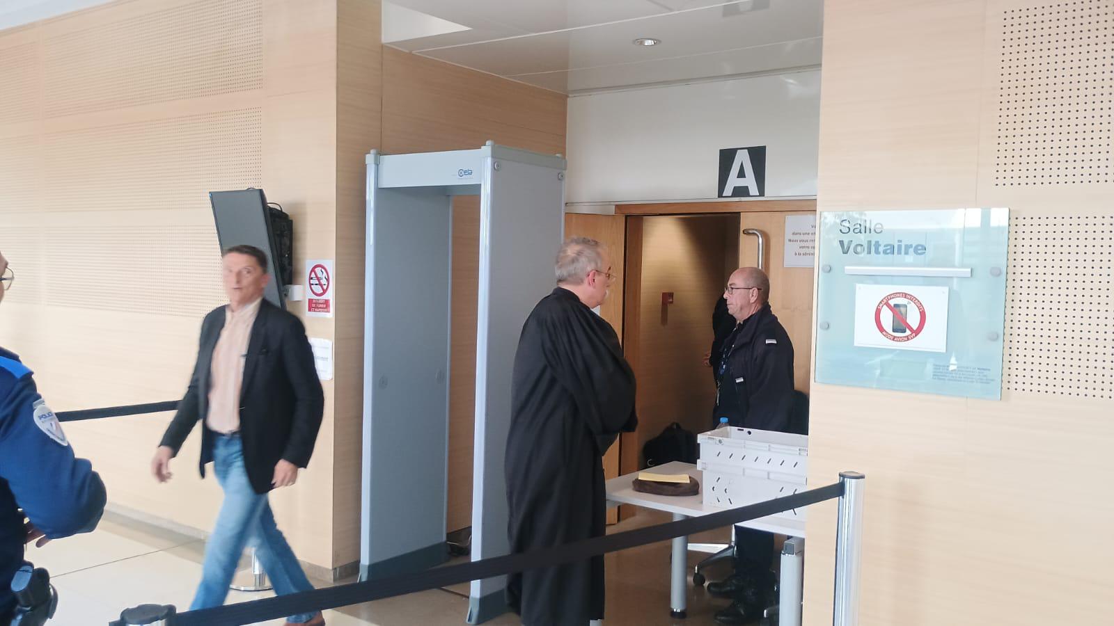 Au procès des bébés congelés, la cause des décès fait débat entre experts