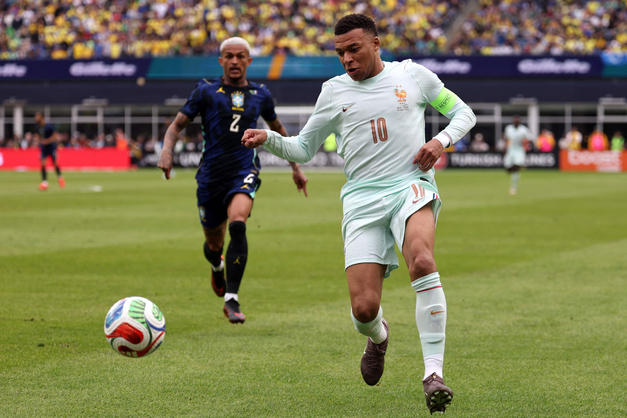 Football : la France s’impose face au Brésil