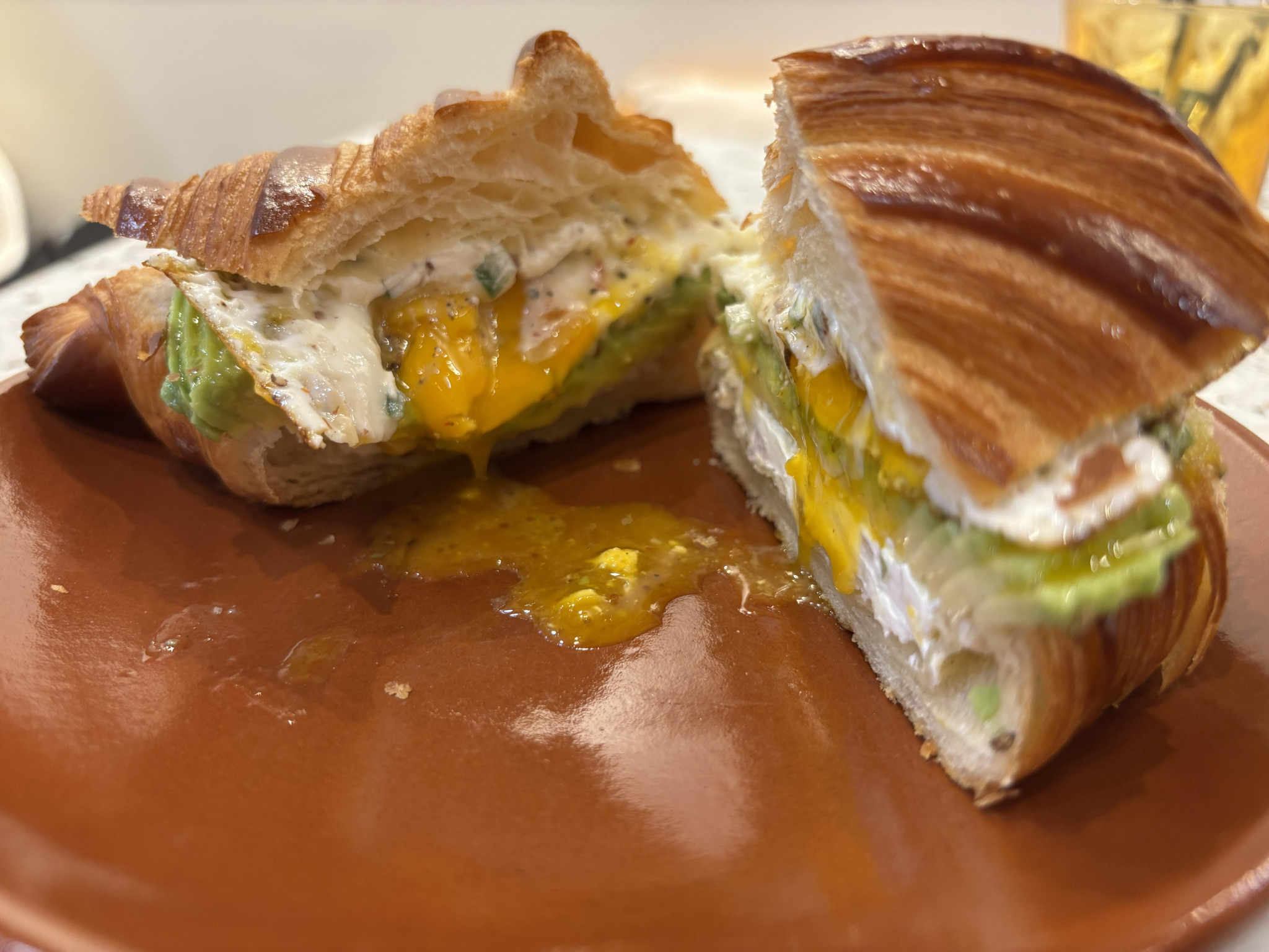 Le croissant « Morning Flaky », avocat mariné et œuf