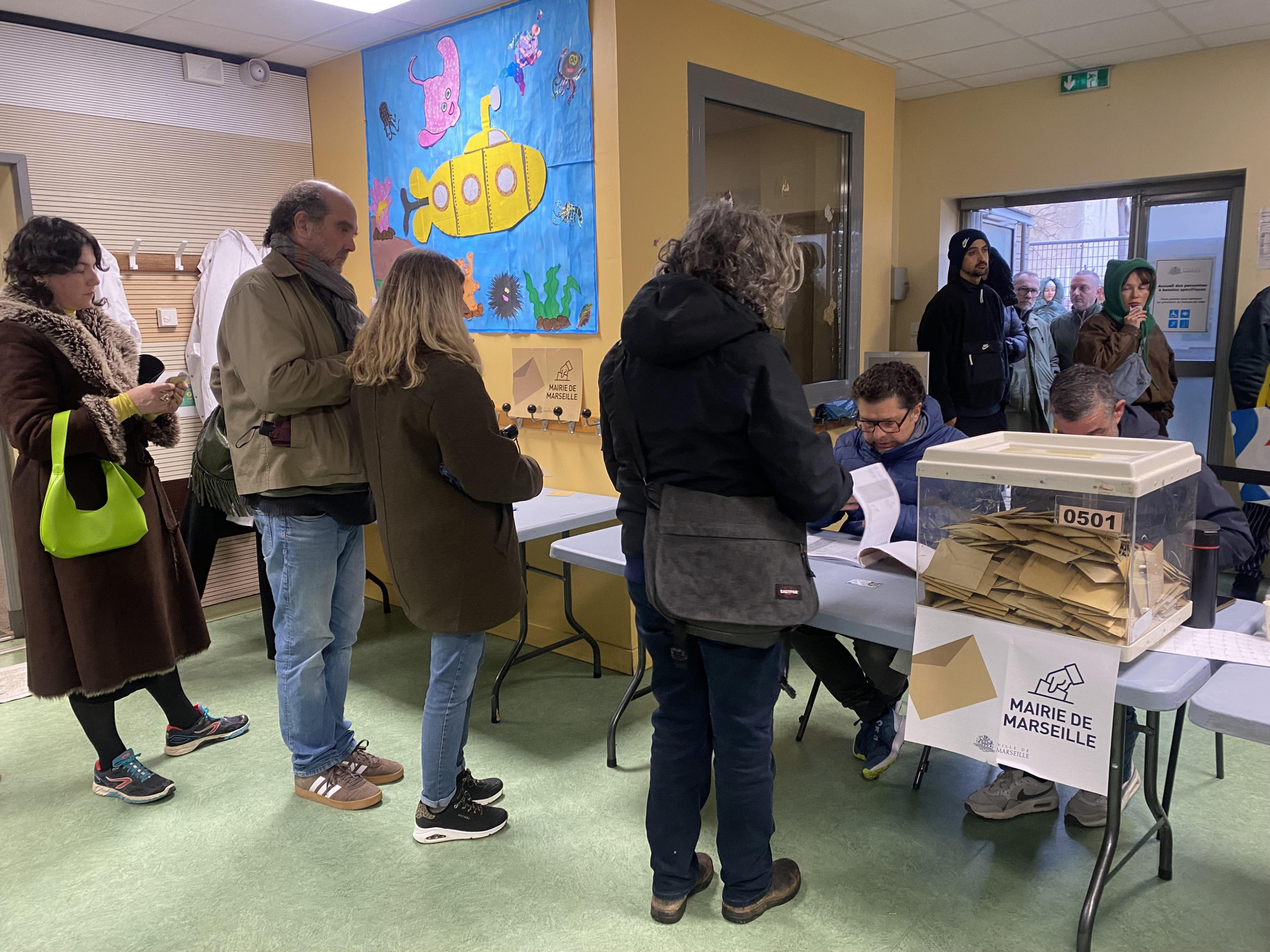 À Marseille, les votants défilent à Saint-Vincent-de-Paul