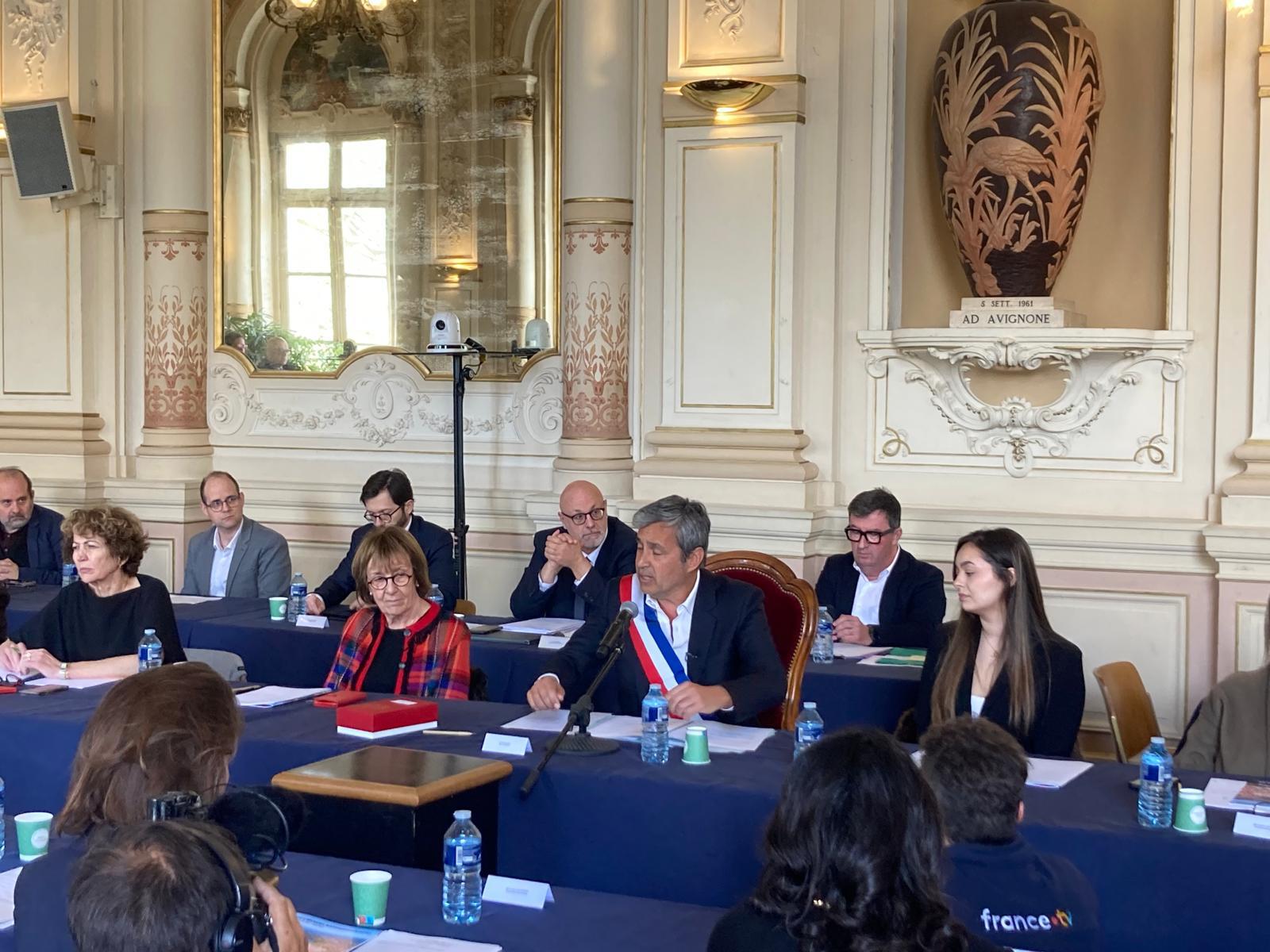 Olivier Galzi officiellement élu maire d’Avignon