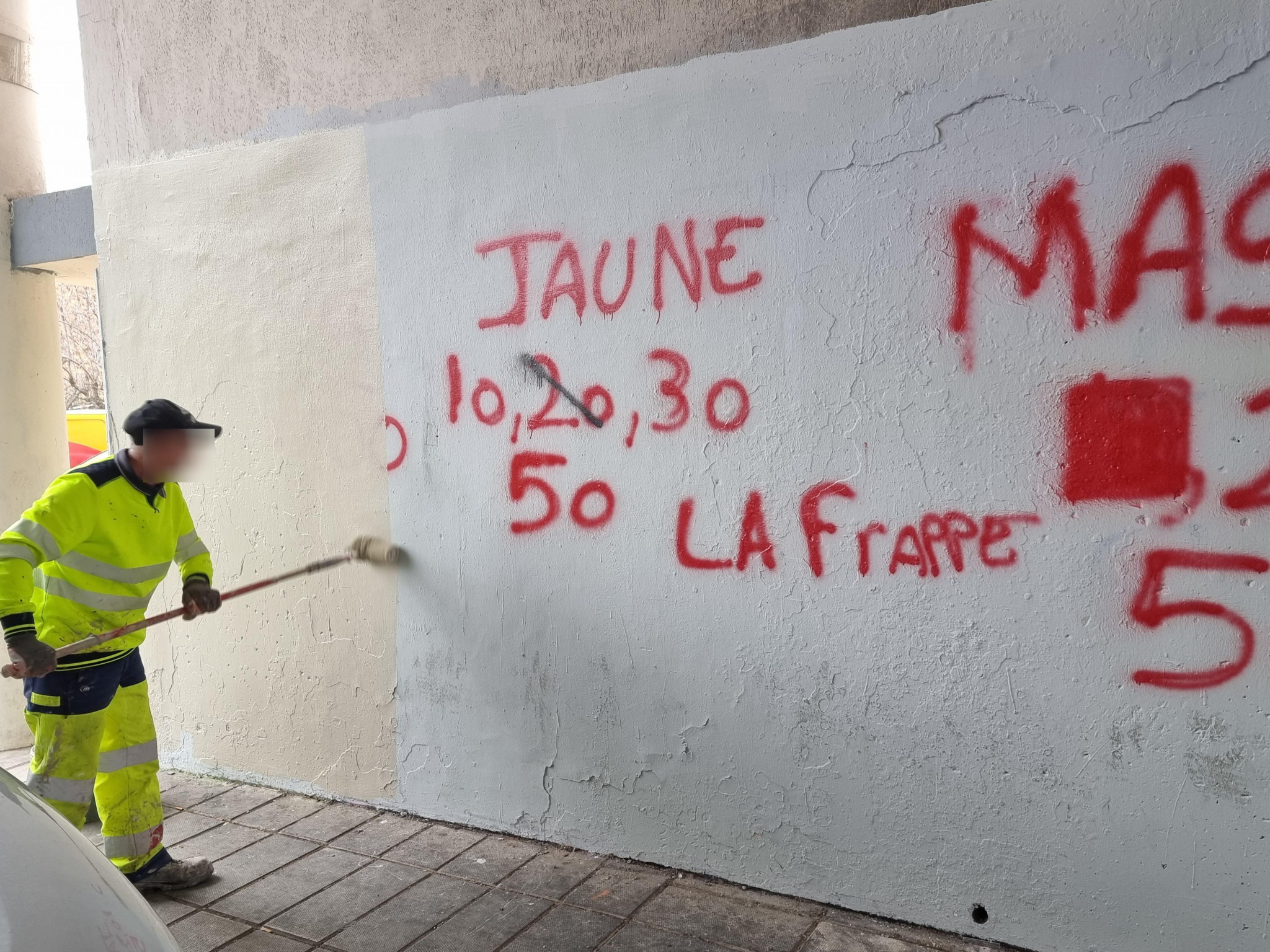 Camions bennes et peintres à l’assaut des points de deal