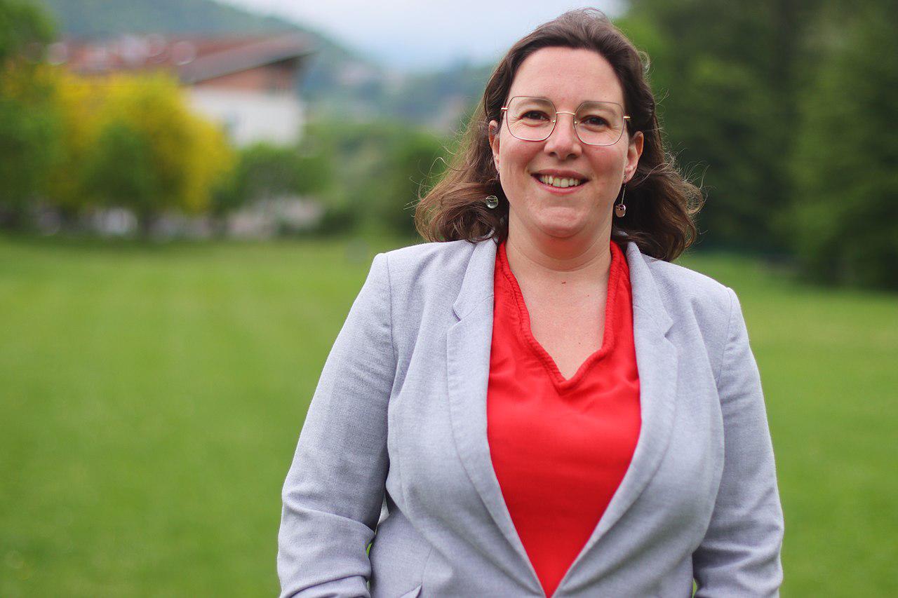 Hyères : Cyrielle Chatelain présente au meeting de présentation de la liste Hyères, Unie à Gauche