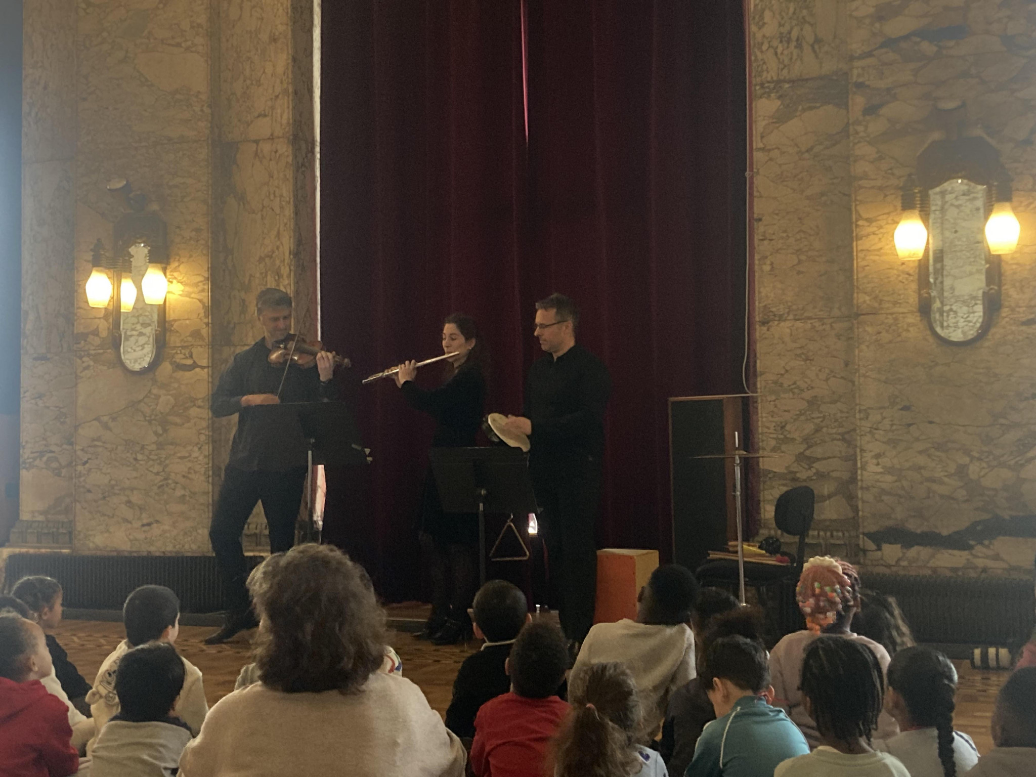 Les élèves tendent l’oreille à l’Opéra de Marseille