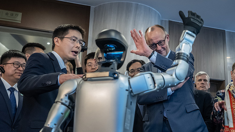 [Passerelle interculturelle] Le chancelier allemand Friedrich Merz a promu la coopération lors de ses visites d’entreprises en Chine