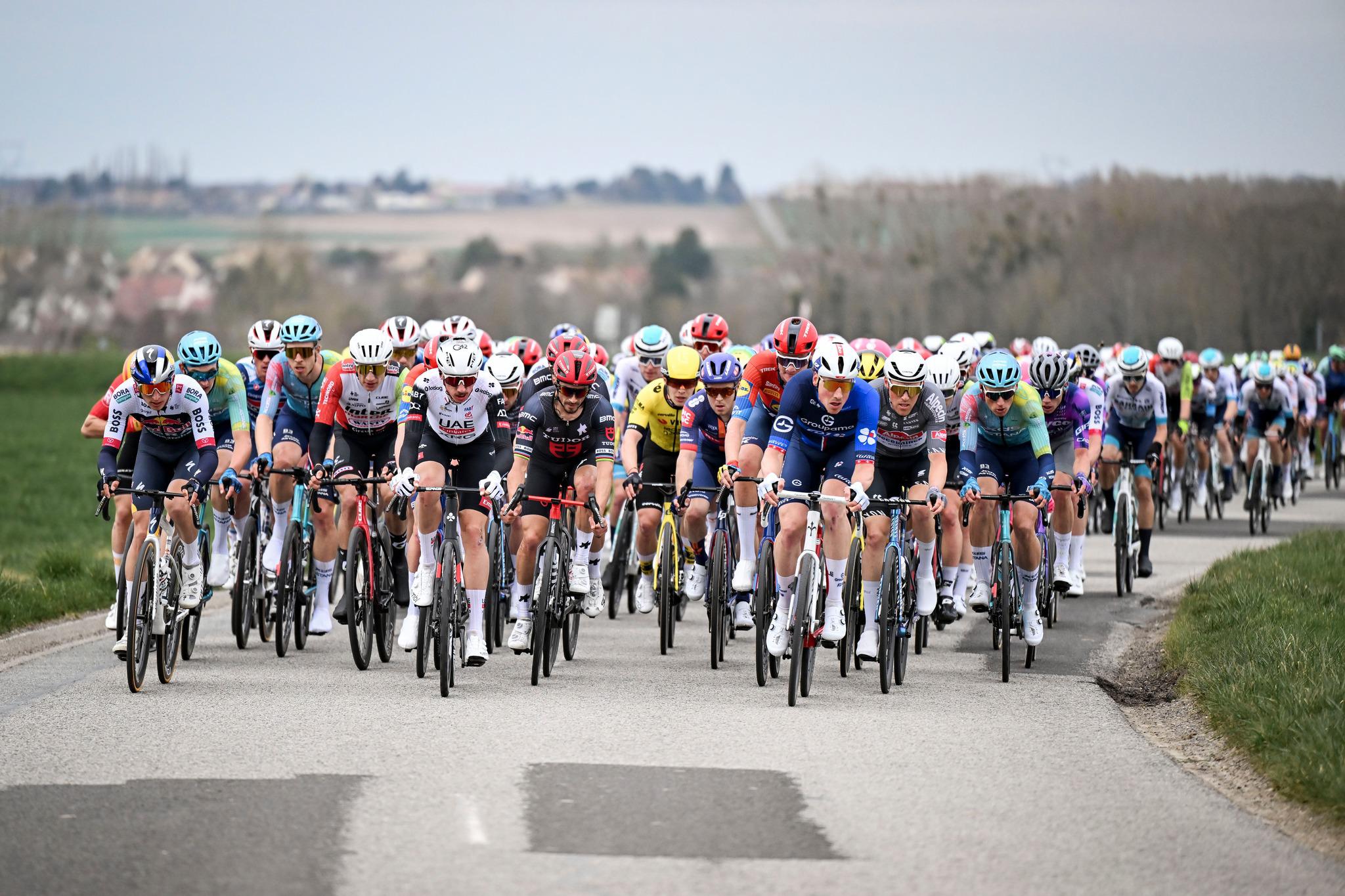 La course Paris Nice arrive à Apt