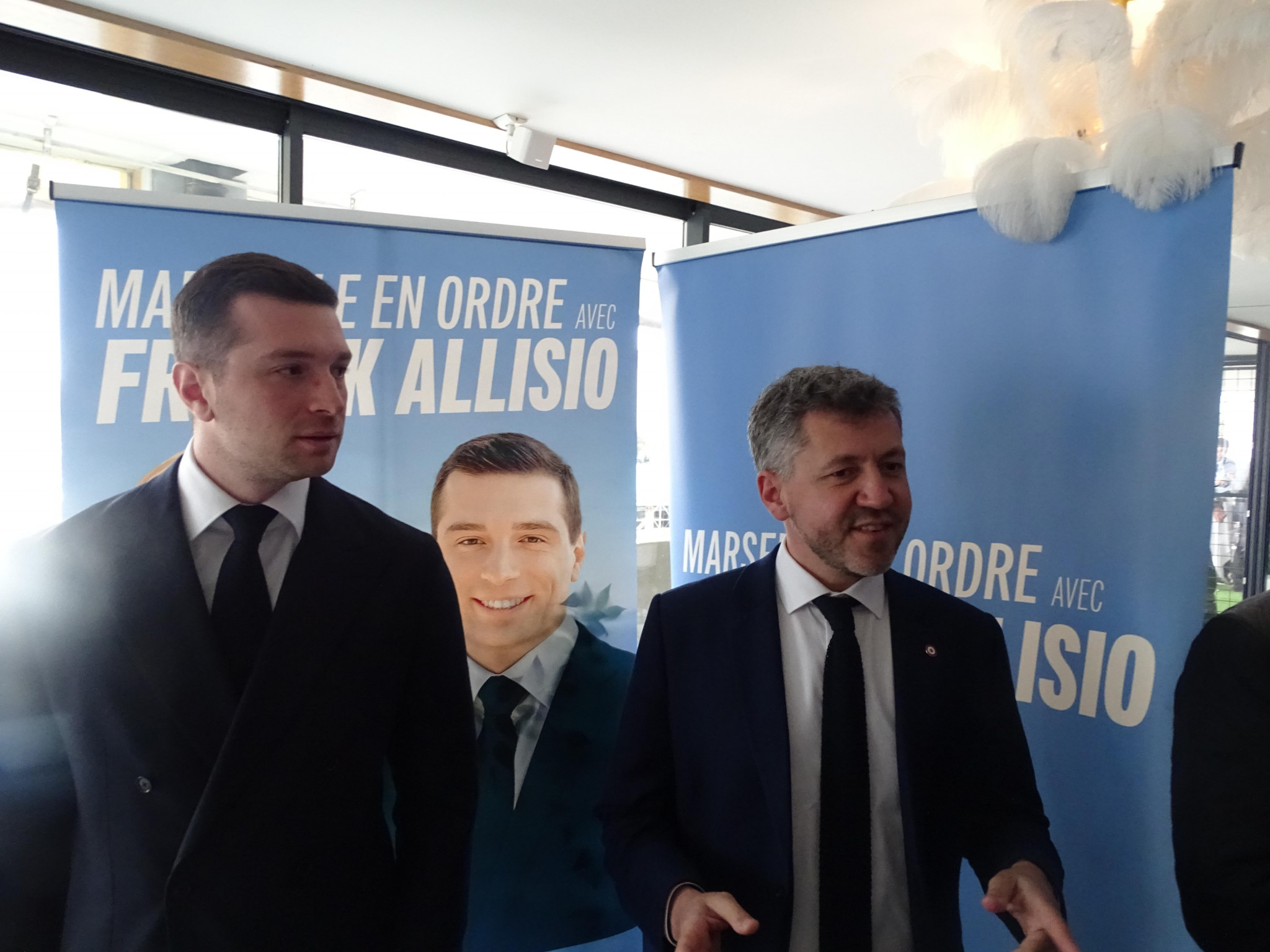 À Marseille, Jordan Bardella veut en finir avec la droite