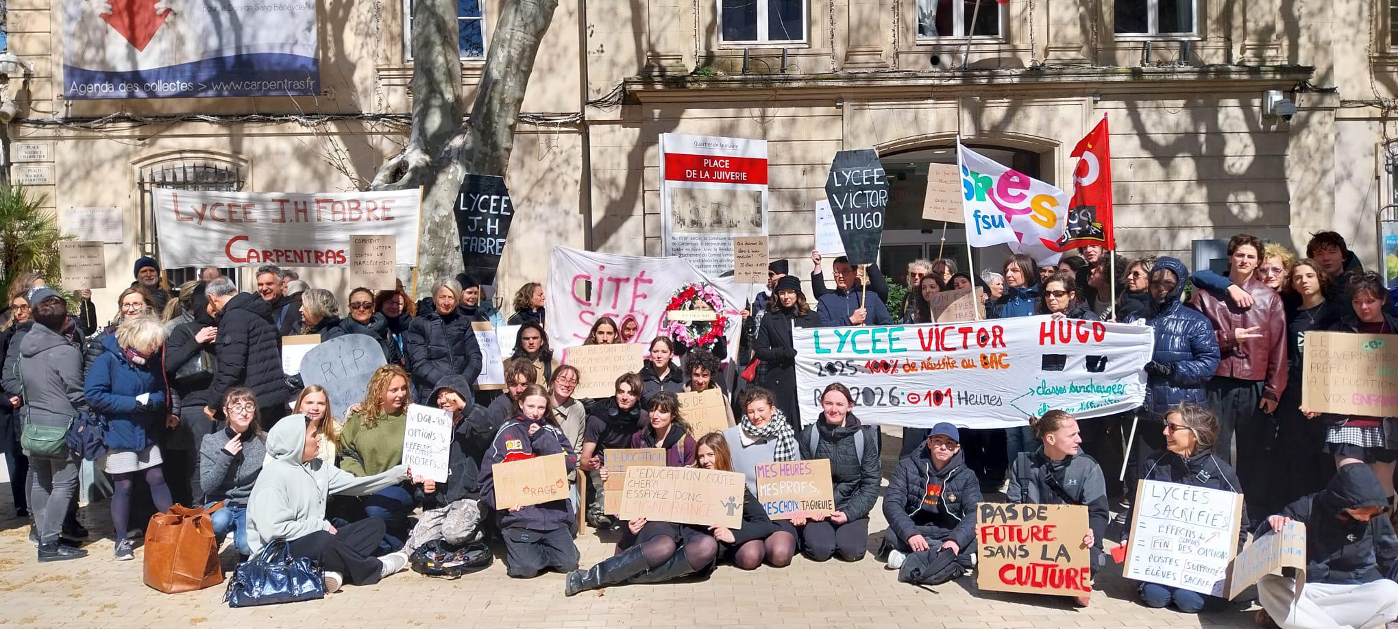 À Carpentras, les lycées Fabre et Victor-Hugo luttent ensemble