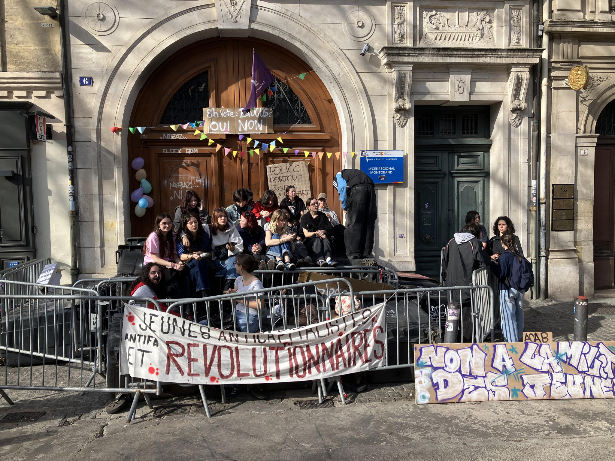[Marseille] Les blocus lycéens se poursuivent contre la baisse des dotations horaires