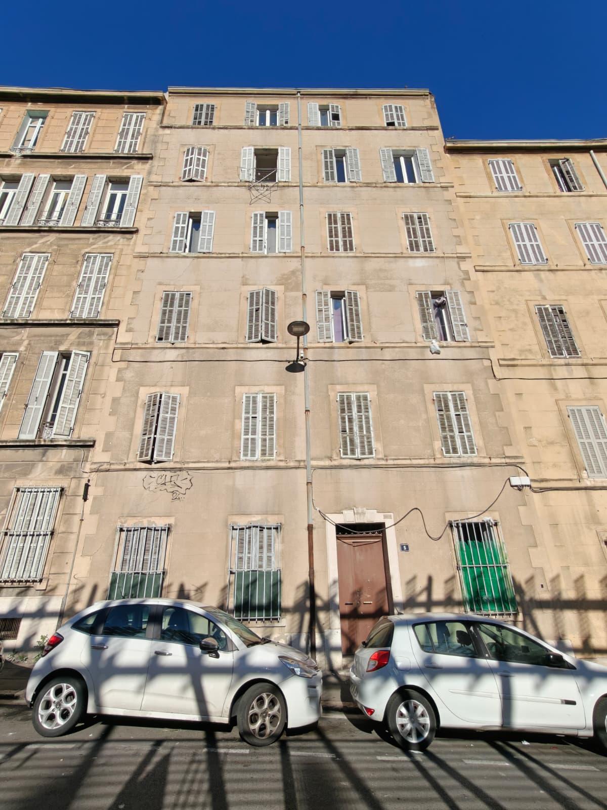 Le 5, rue des frères Perez à Marseille, un ex «&nbsp;hôtel social&nbsp;» à vau-l’eau
