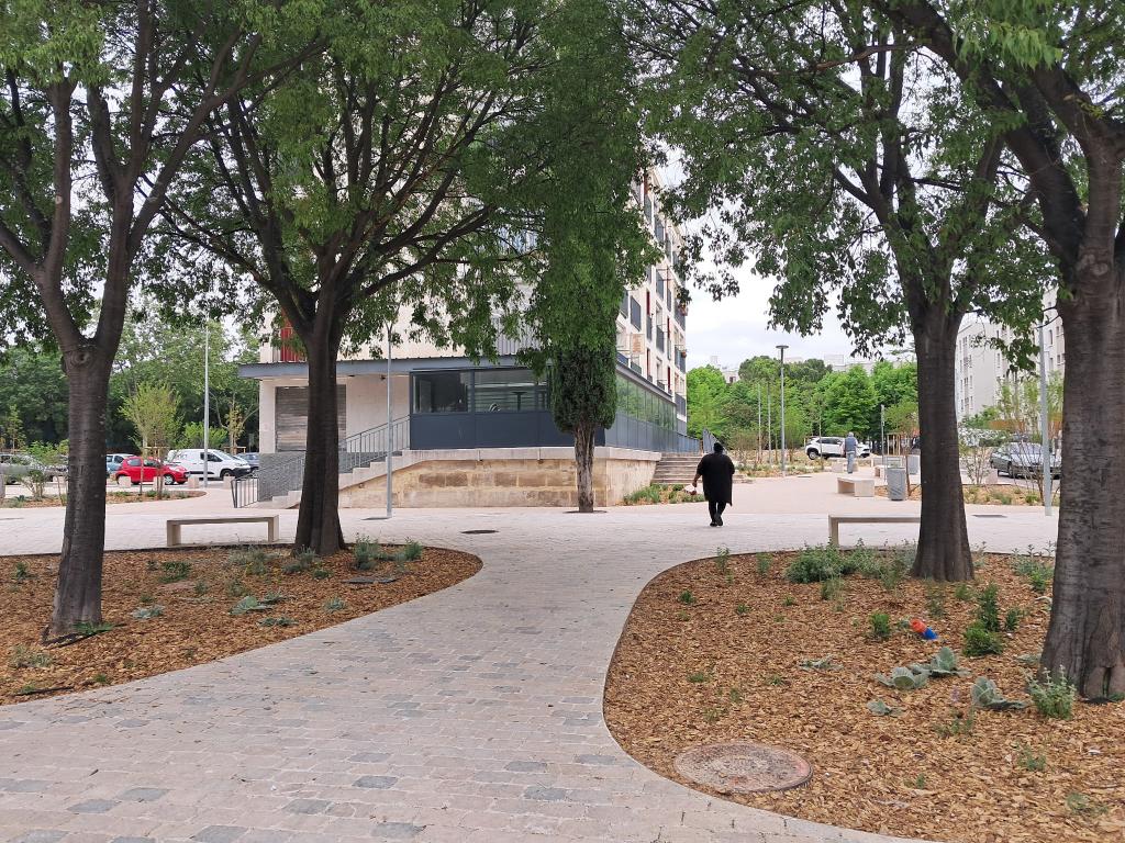 Aix : dans la cité Corsy, une place publique flambant neuve