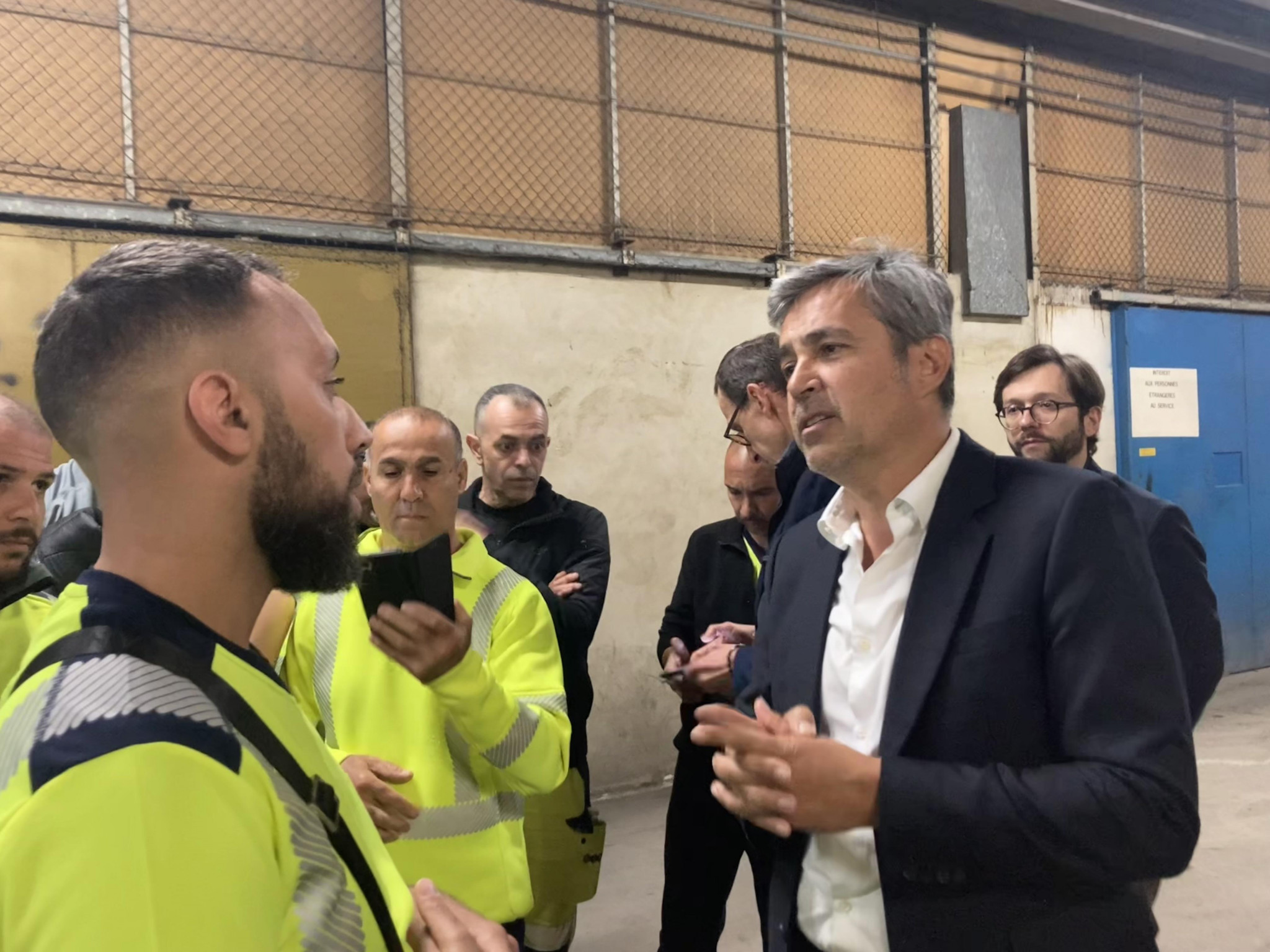 Dialogue musclé entre Olivier Galzi et les agents de la propreté