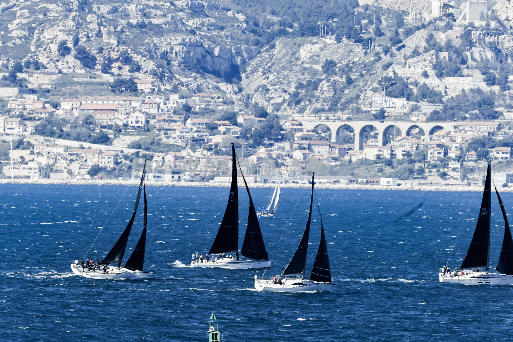 La voile fait scintiller la Méditerranée