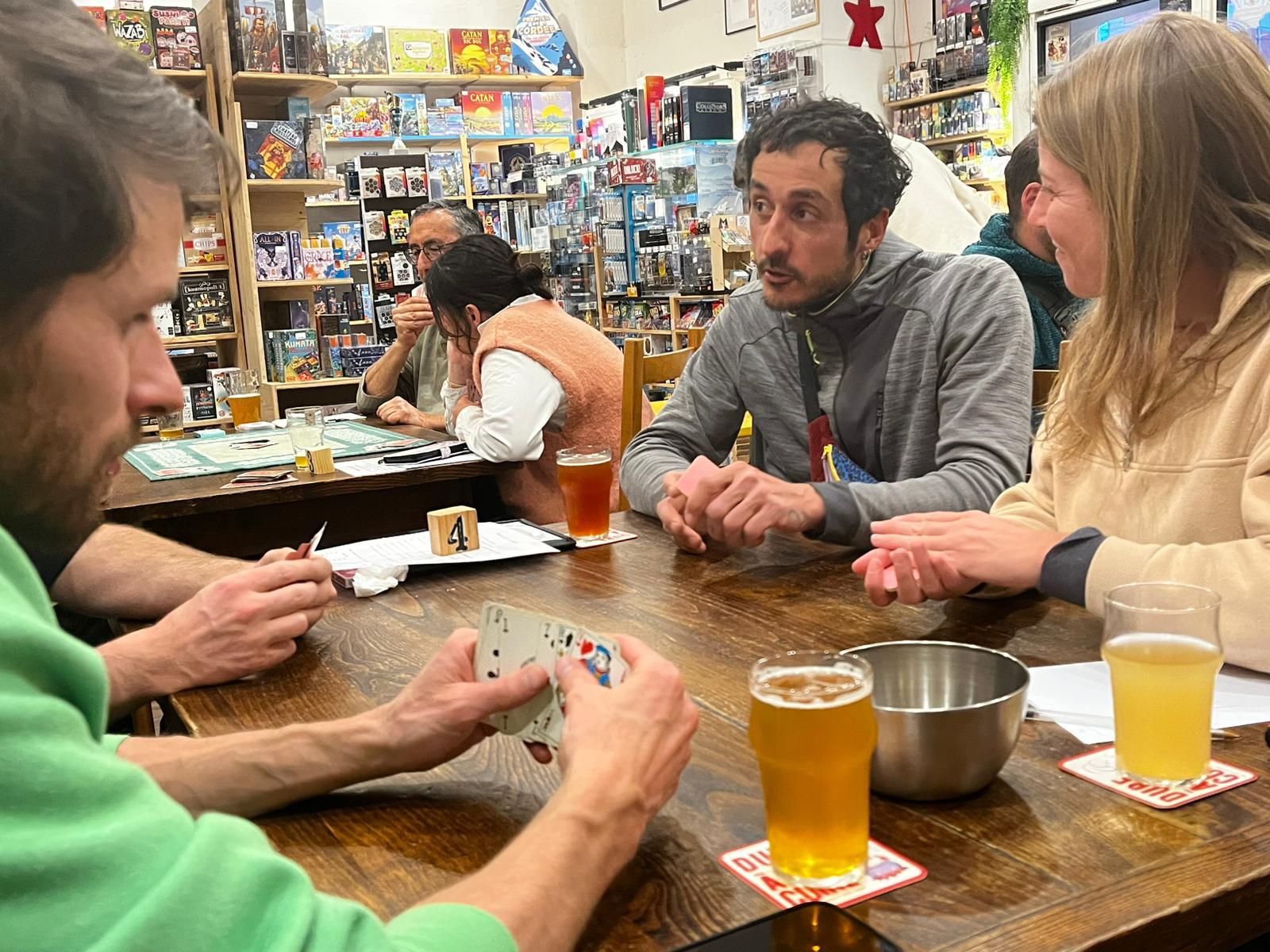 Au bar l’Antre des jeux de Gap, les soirées coinche font carton plein