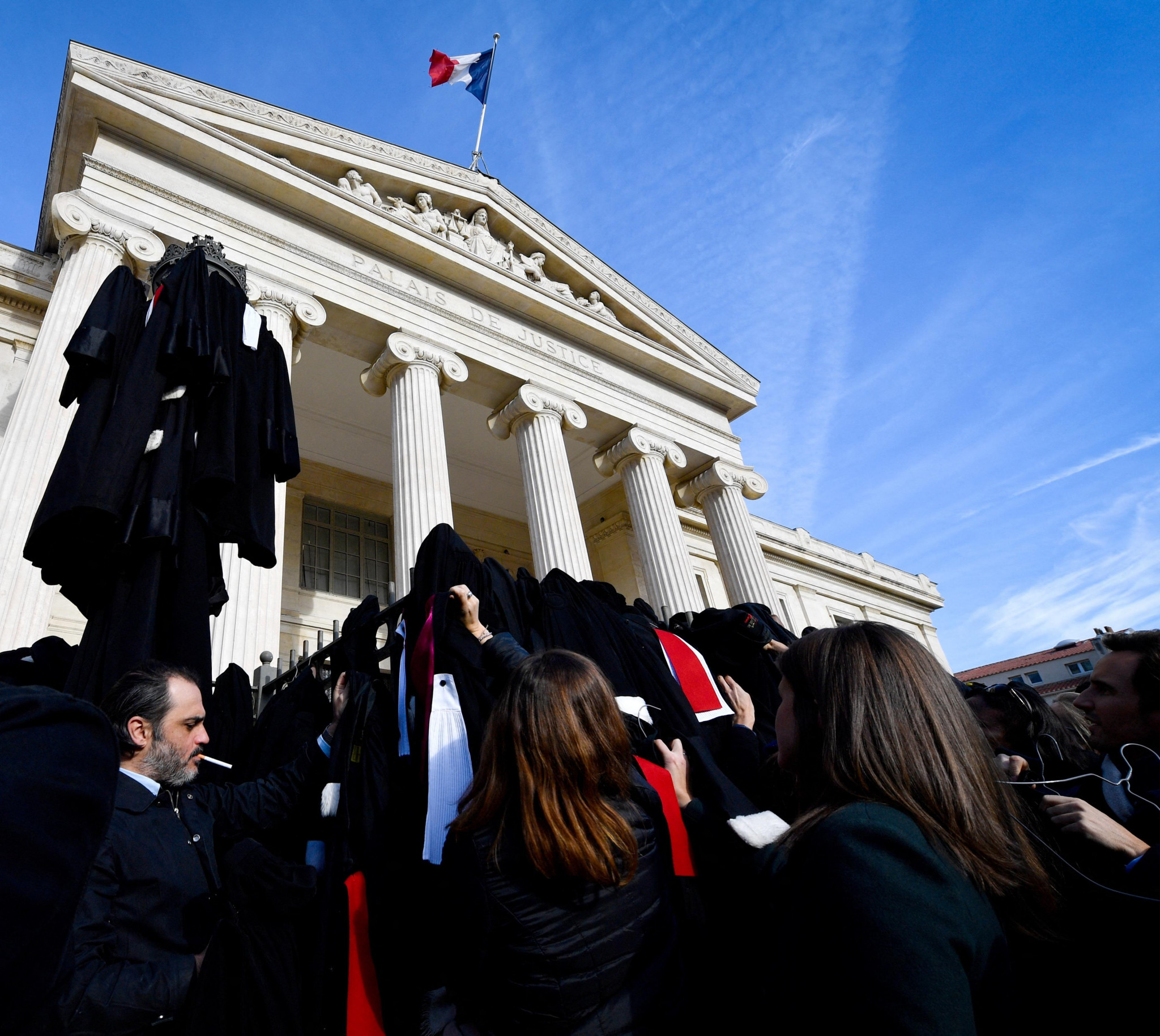 Les robes noires vent debout contre une Justice au rabais