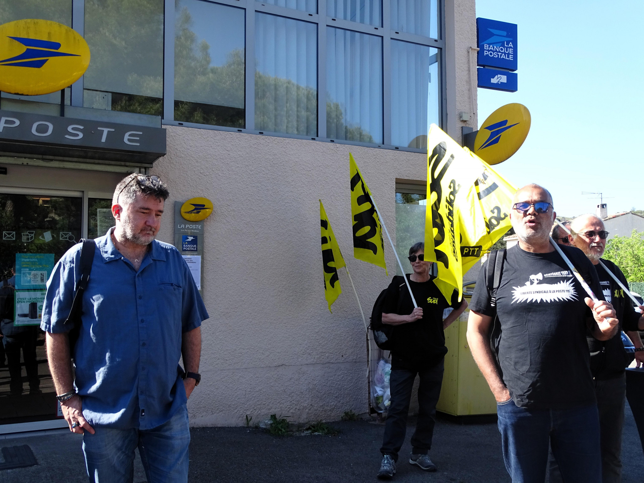 Un bureau de poste occupé pour défendre leur facteur