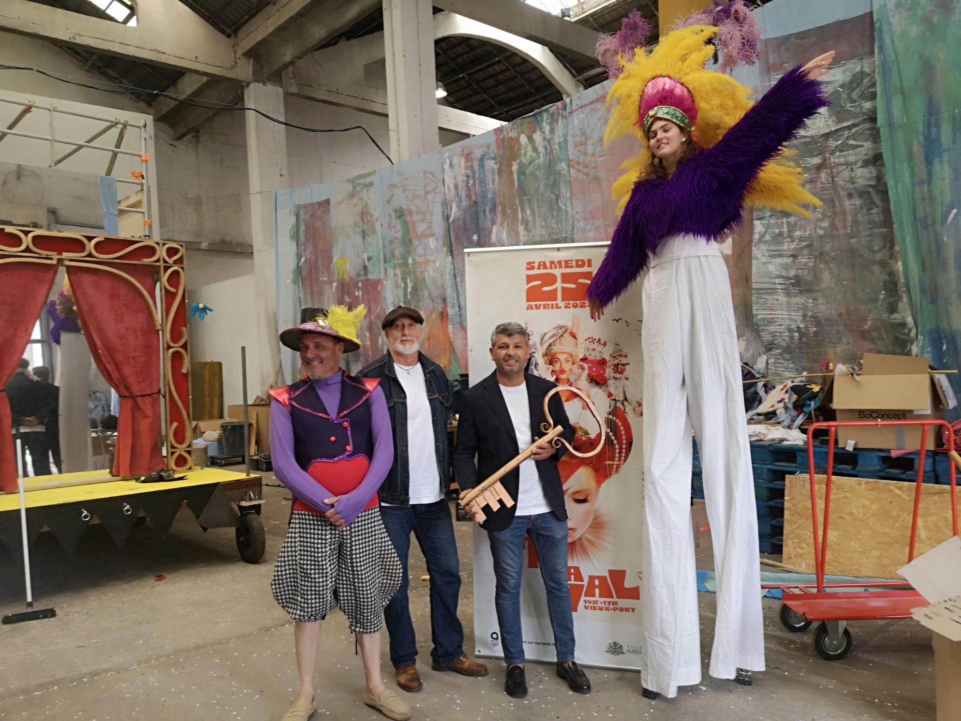 À Marseille, minots et artistes préparent le roi des carnavals populaires