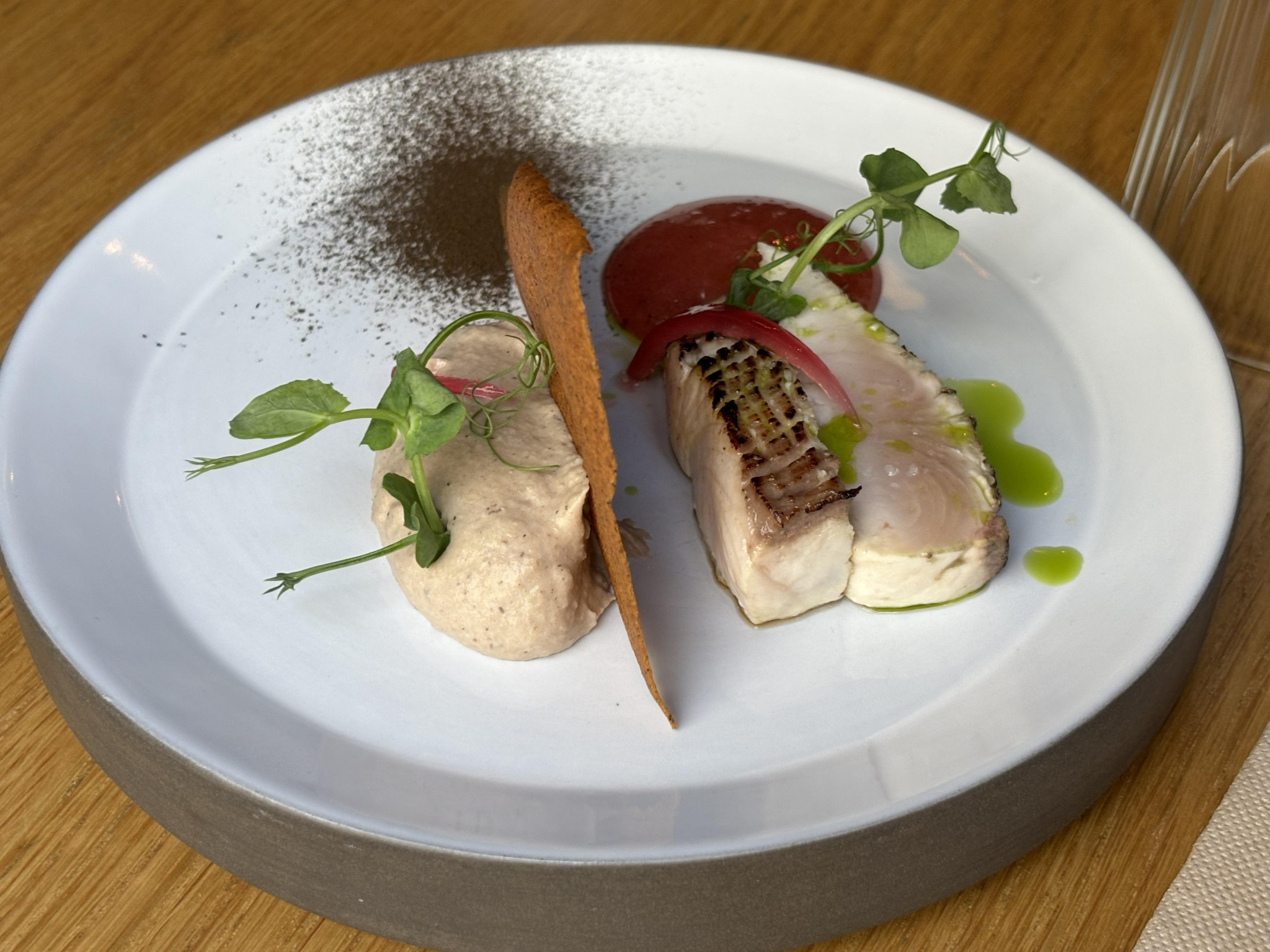 [Recette] Liche grillée, houmous de haricots niébé et condiment fraise, piment