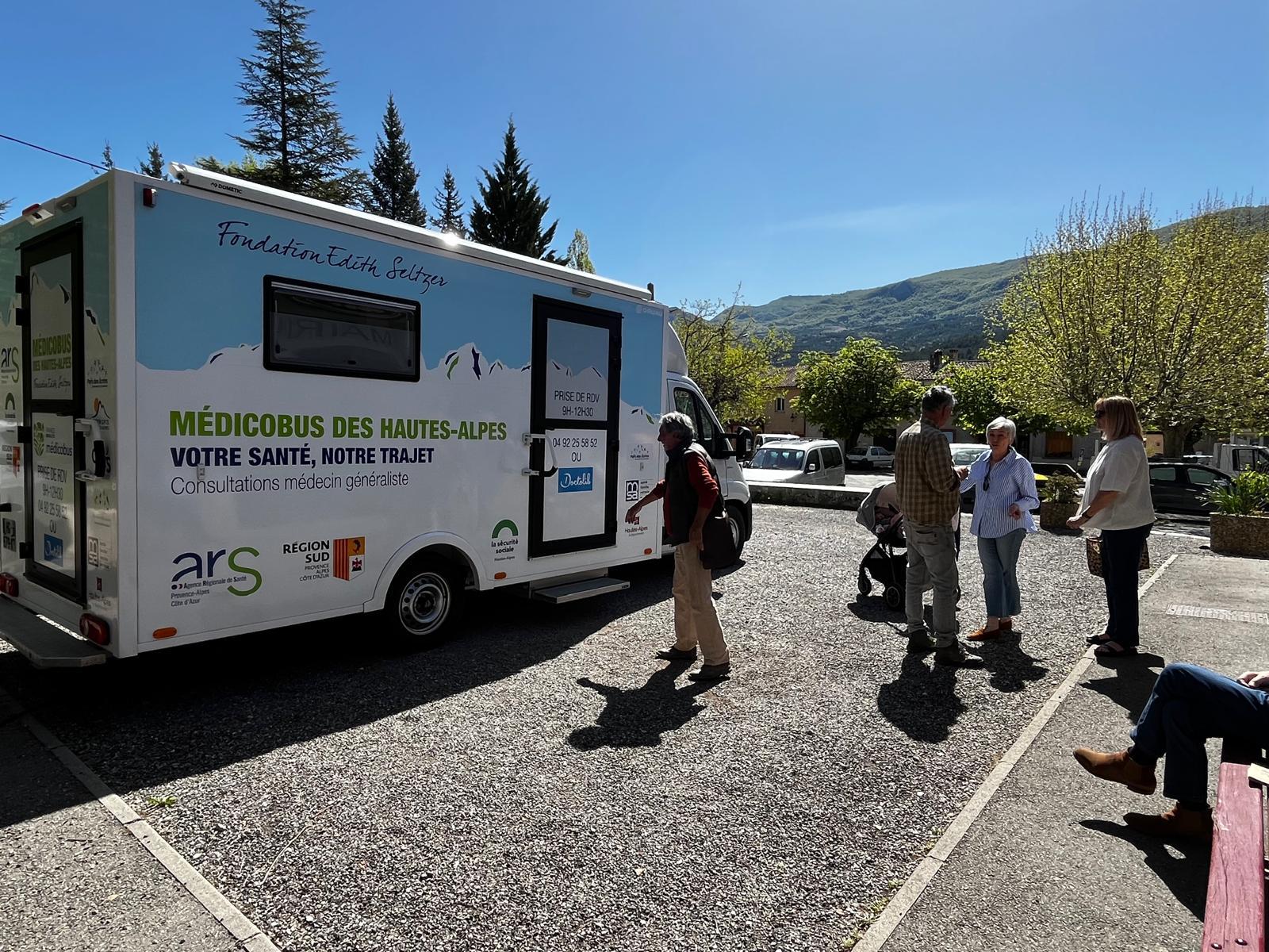 Un bus médical itinérant dans les vallées enclavées des Hautes-Alpes