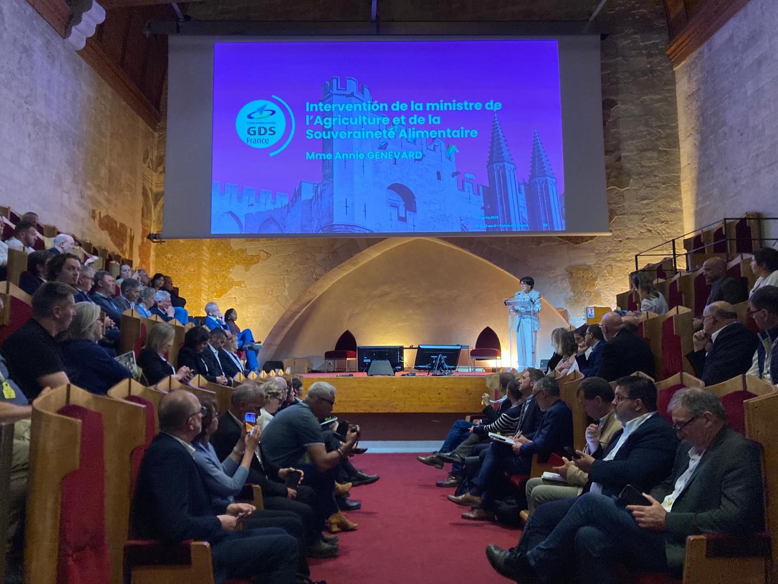 La ministre de l’Agriculture entre annonces et attentes à Avignon
