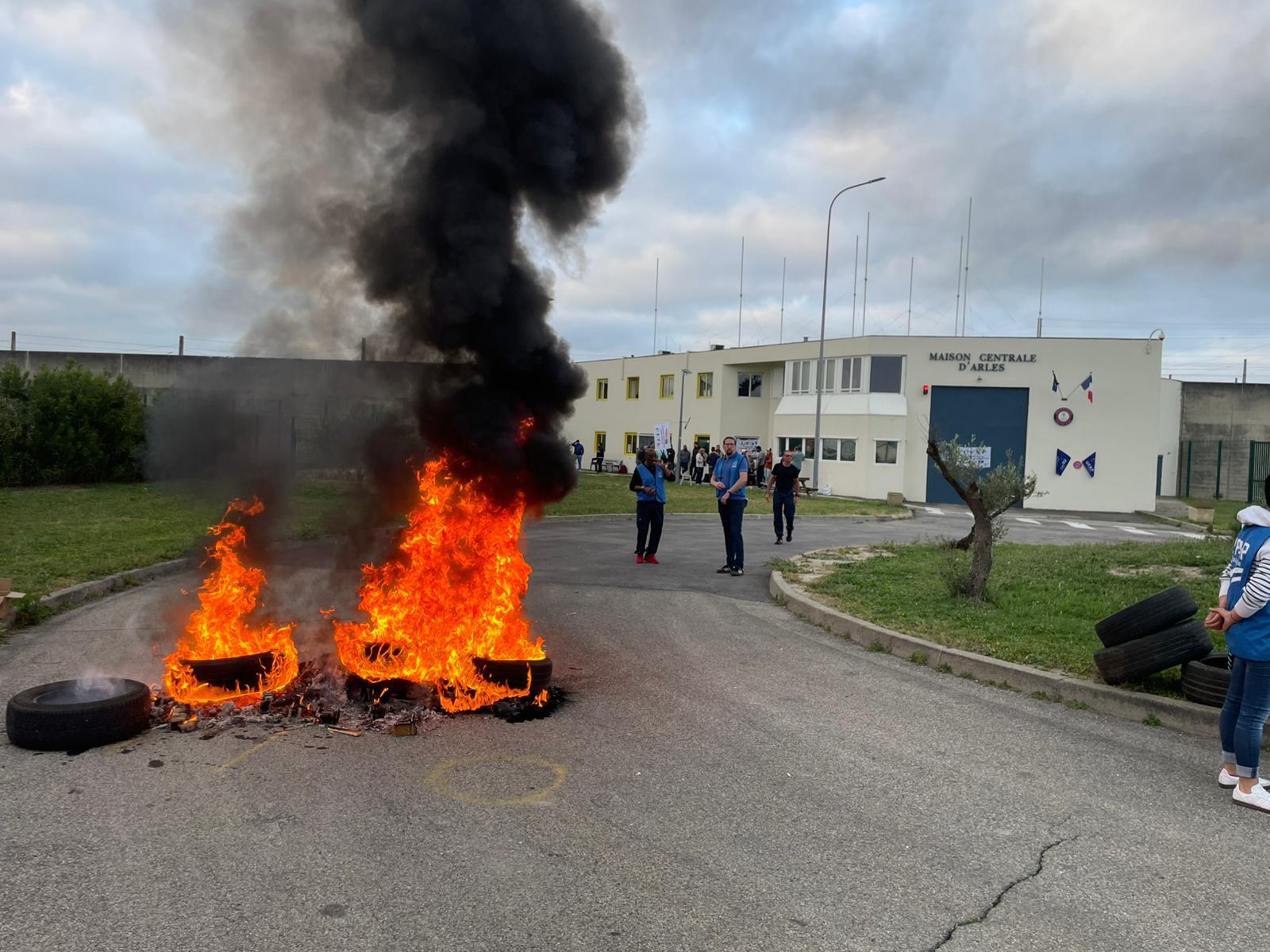 Les agents pénitentiaires bloquent les prisons d’Arles et des Baumettes