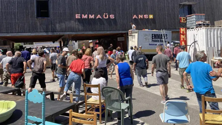 Grande vente de saison à Emmaüs
