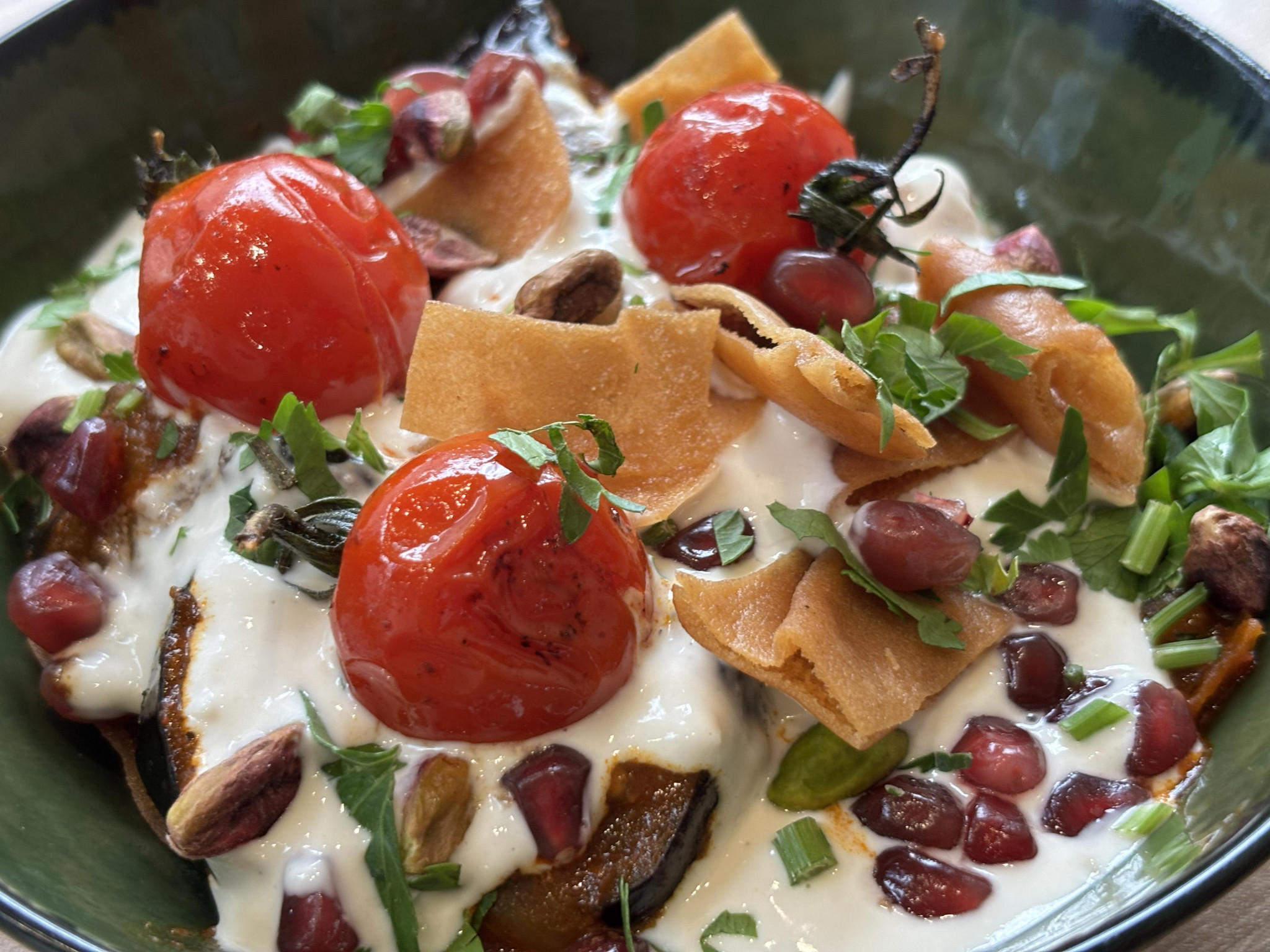 [On passe à table] Fatteh croustillant, ratatouille syrienne et sa sauce blanche