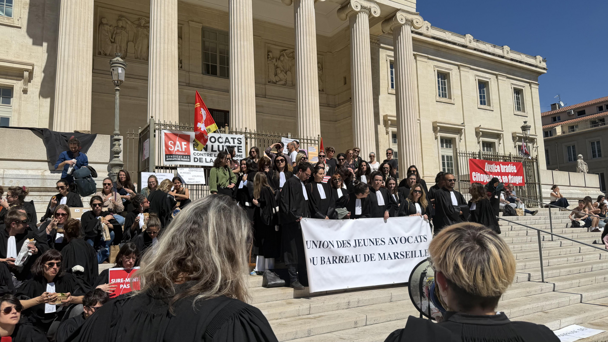 Pas de pause déjeuner pour la gronde des avocats
