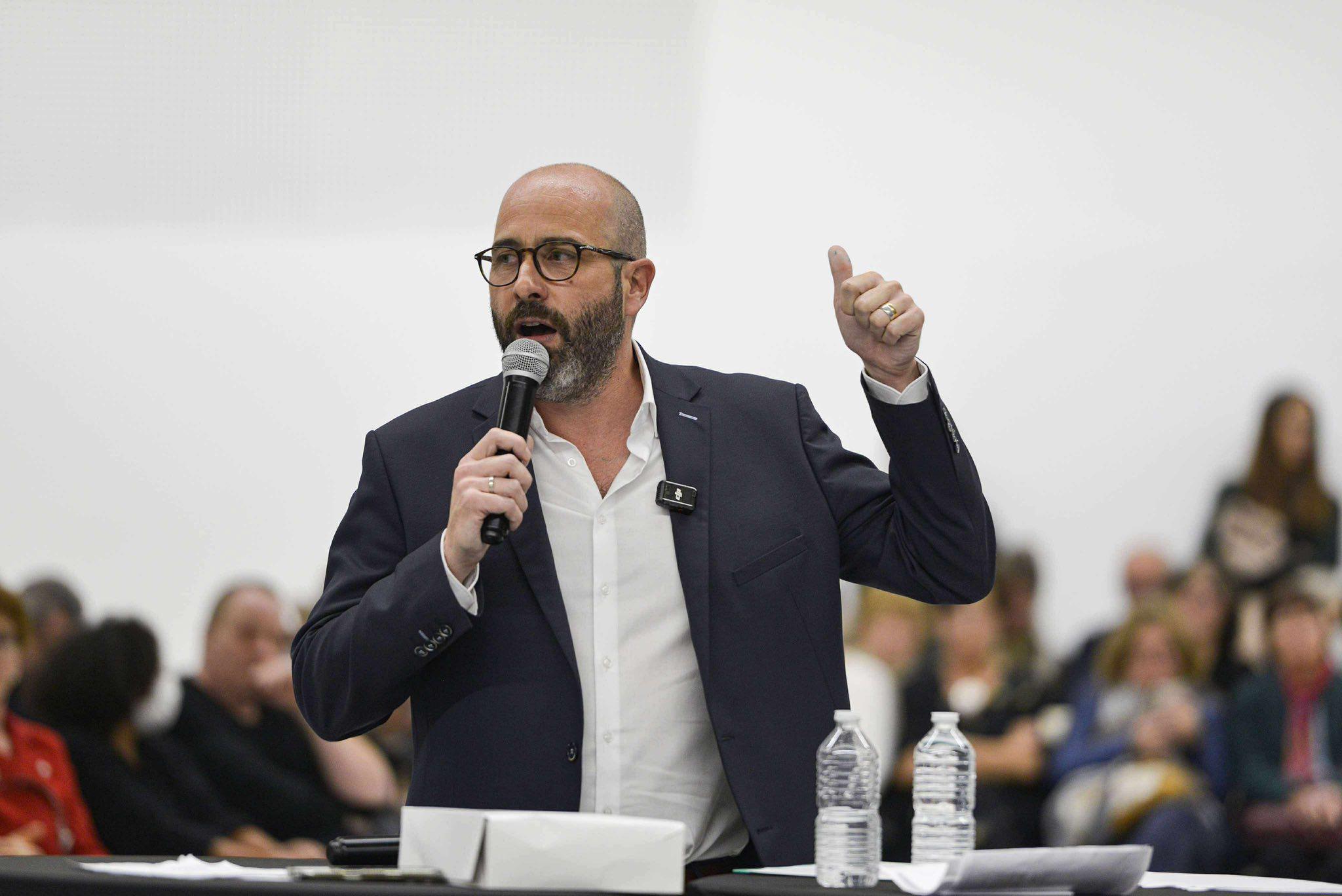 Vincent Bouget s’oppose aux 18 fermetures de classes à Nîmes