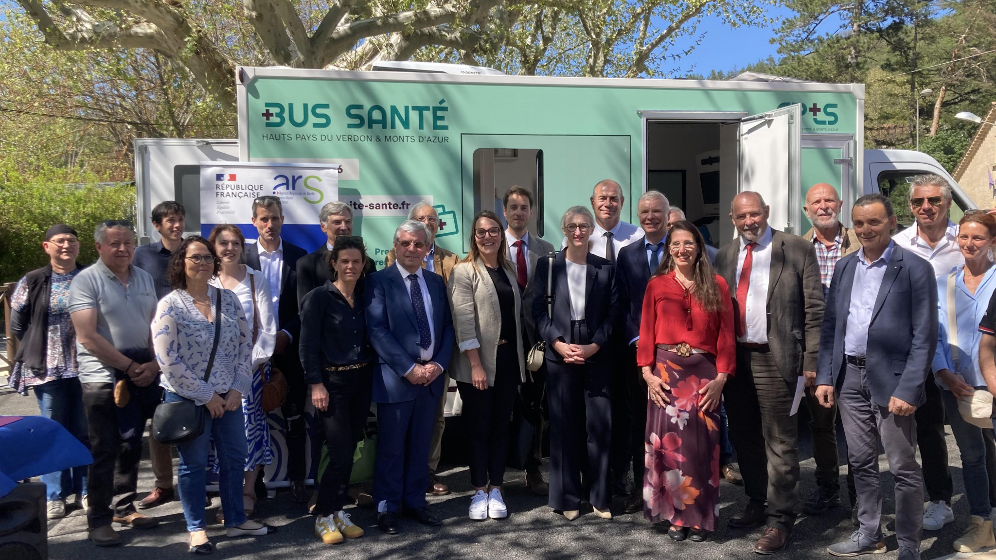 Le bus santé itinérant inauguré pour pallier les déserts médicaux dans les Alpes