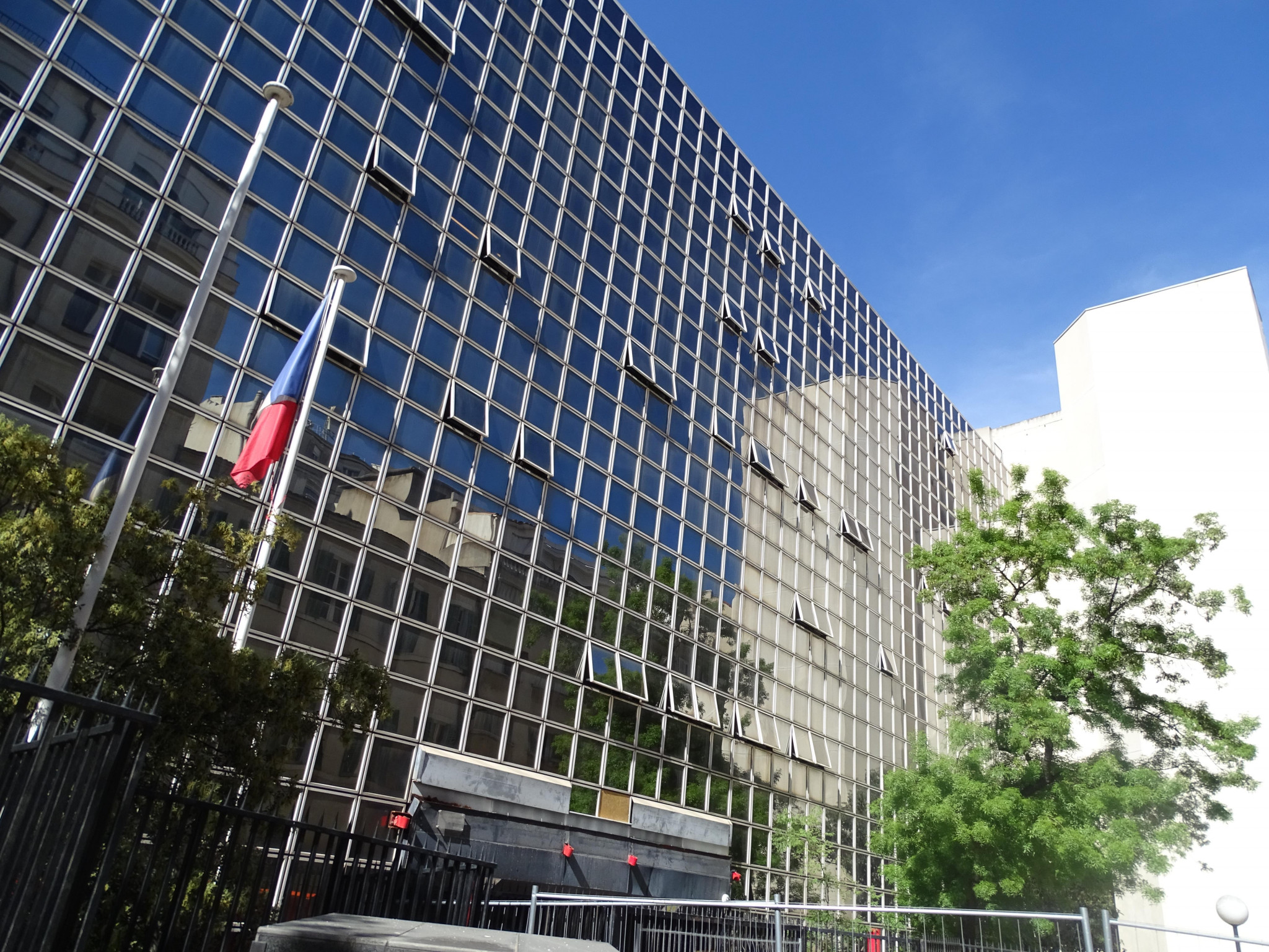 En attendant sa cité, la justice doit pousser les murs