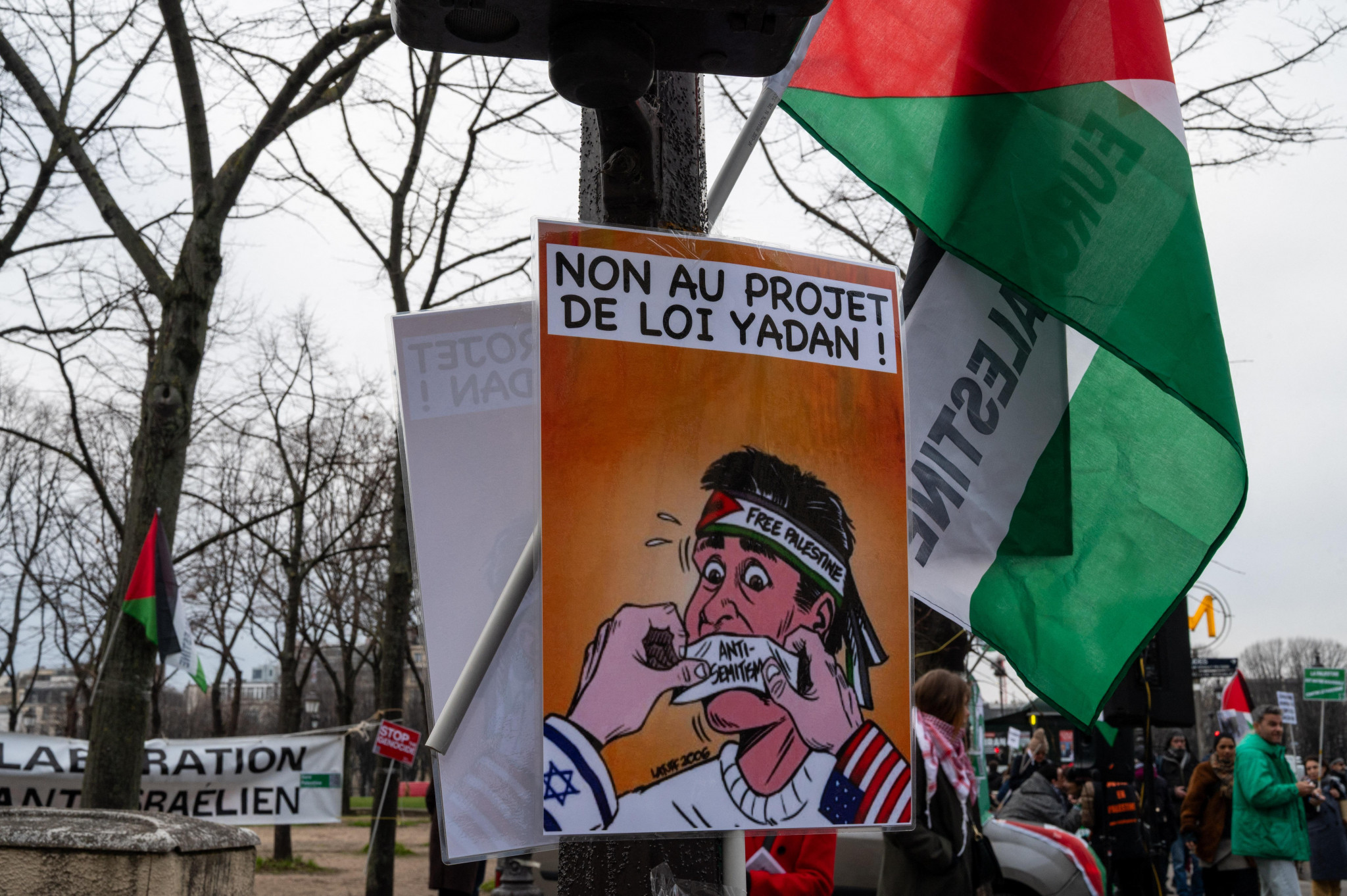 Recul des macronistes sur la loi Yadan