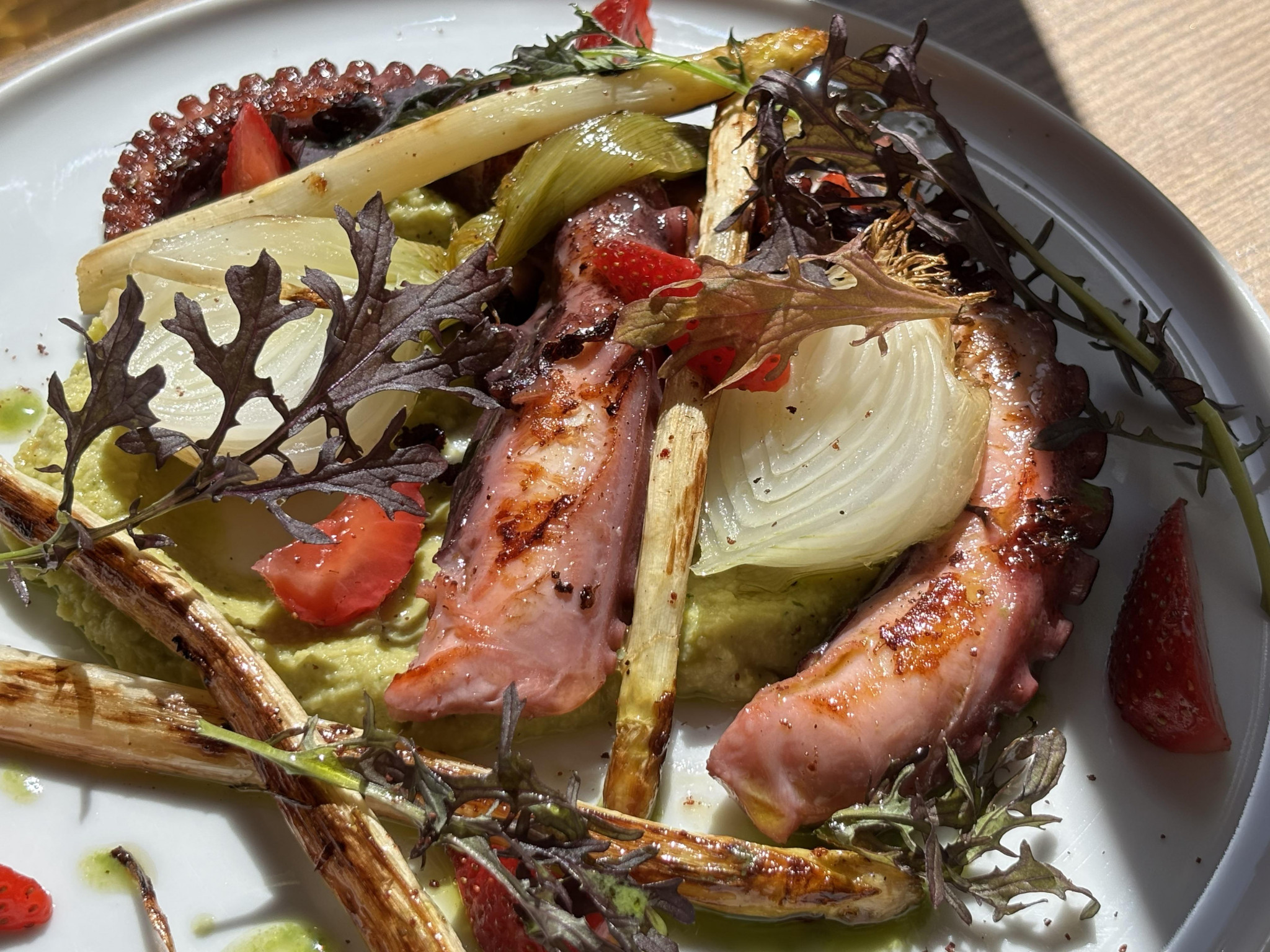 [Recette] Poulpe grillé, fava à l’ail confit, fraises et légumes de saison