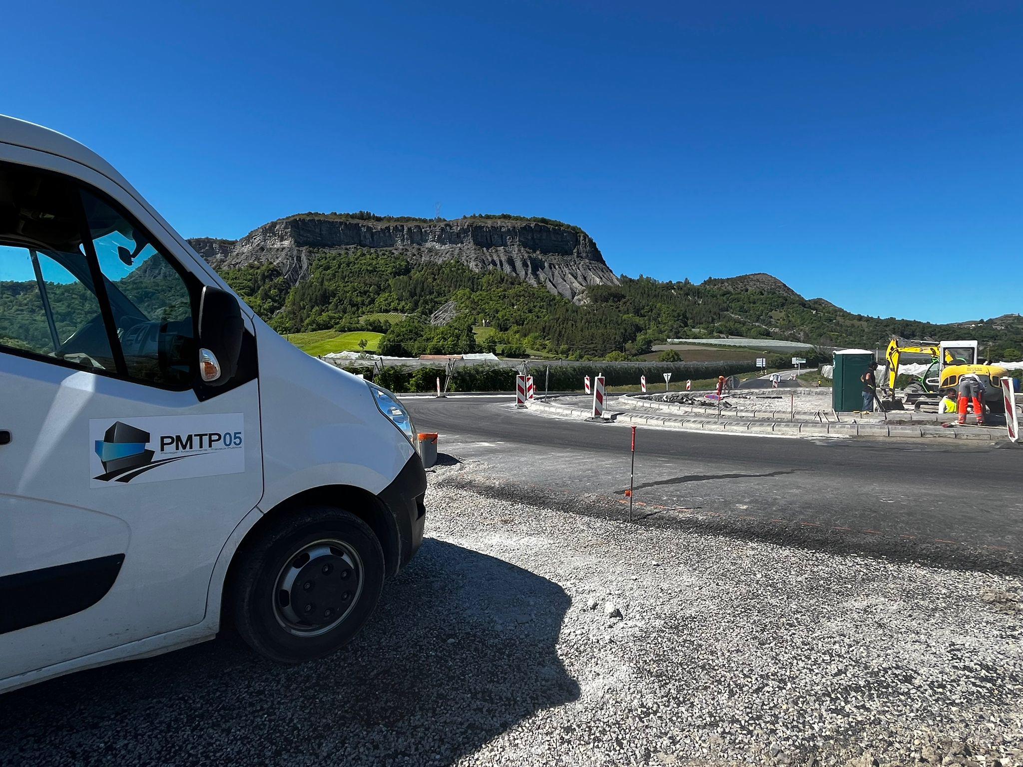 Pour les paysans, la nouvelle route grignote trop la terre