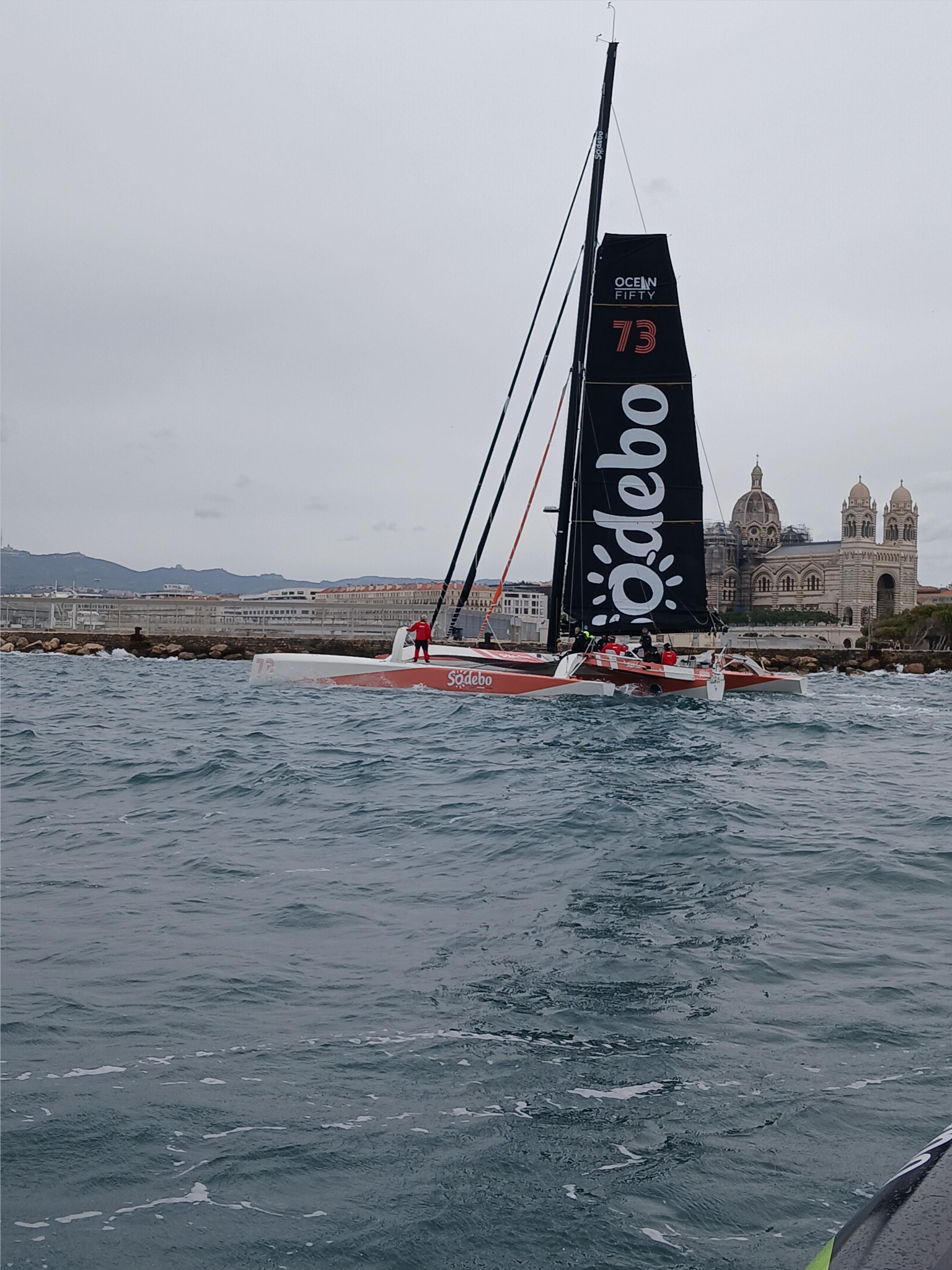À bord d’un trimaran de course en mer Méditerranée
