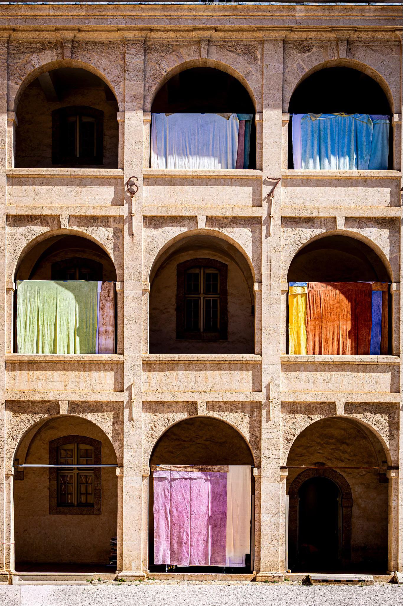 Adrien Vescovi : la Charité dans des draperies couleurs d’aube et de désert