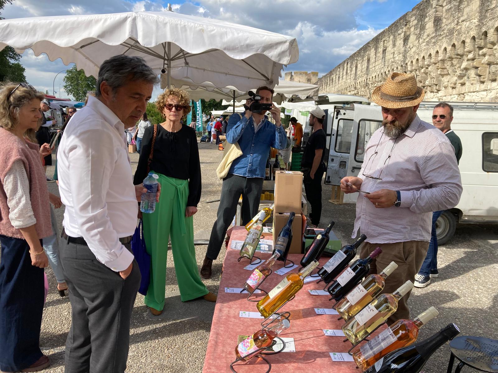 Olivier Galzi visite le marché du soir à Avignon