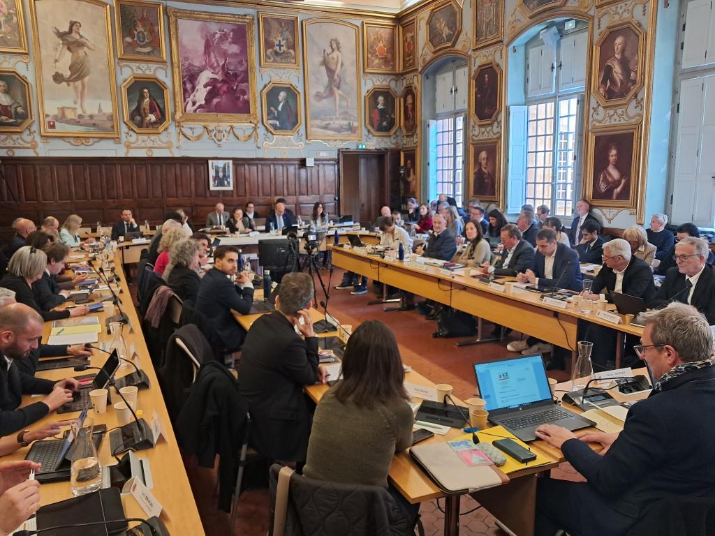 La majorité adopte un budget très critiqué par les oppositions