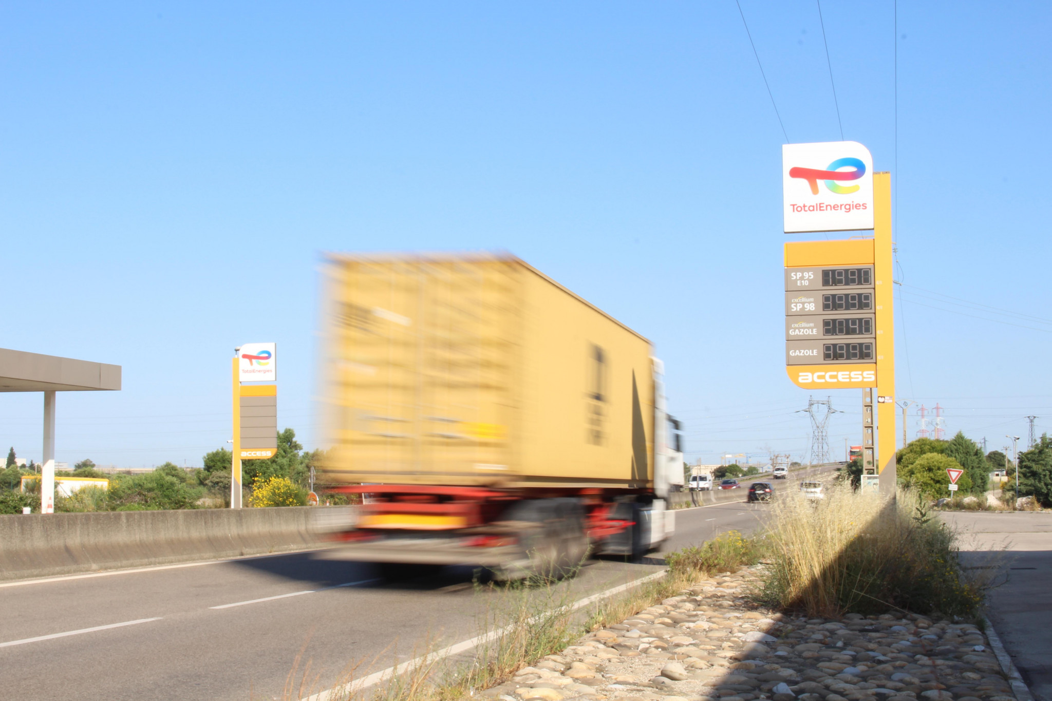 [Prix des carburants] Dans la zone industrielle de Fos, une voiture indispensable