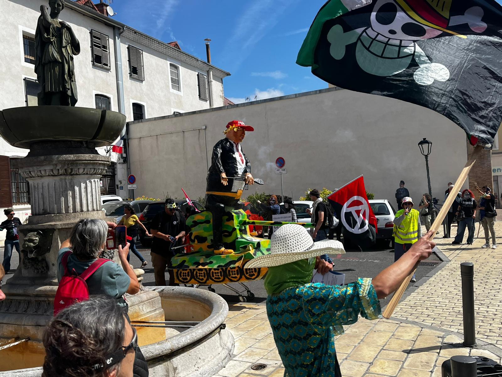 [1er-Mai] À Gap, un carnaval contre l’escalade militaire