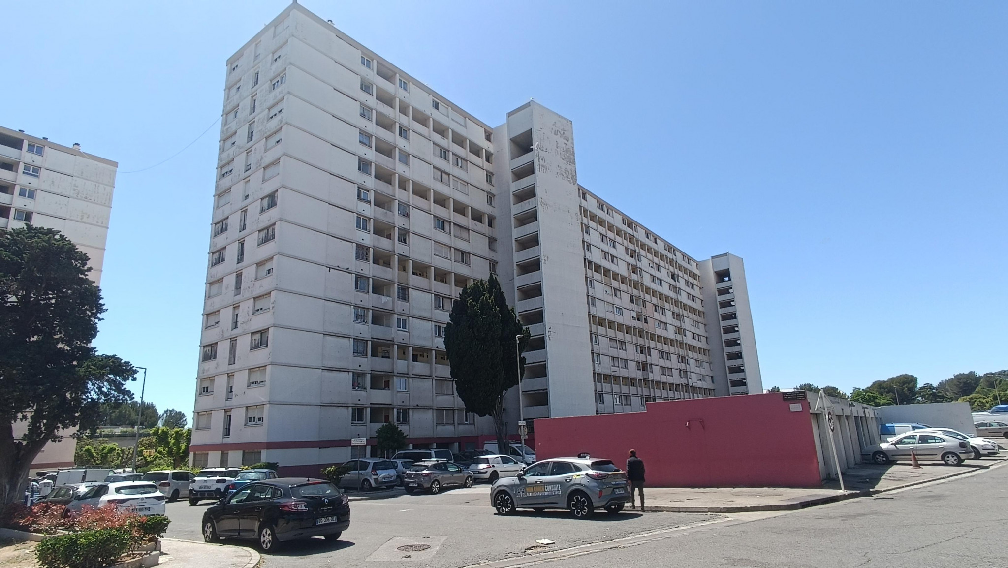 Une mère se jette du 13e étage de son immeuble à Toulon avec trois de ses enfants