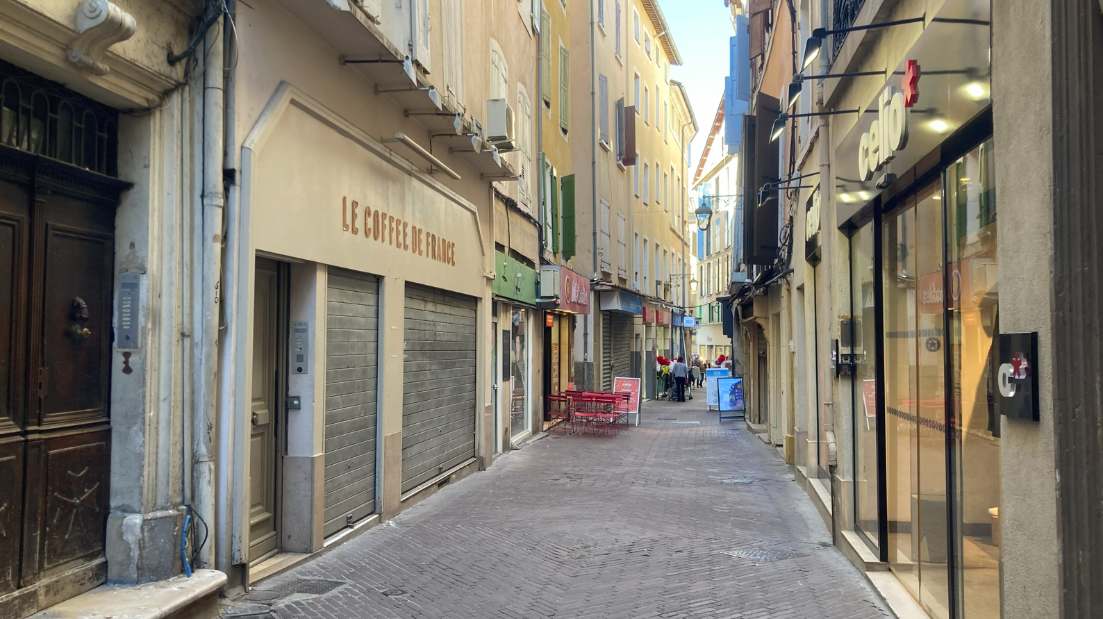 Les centres-villes alpins vidés d’habitants et de commerces