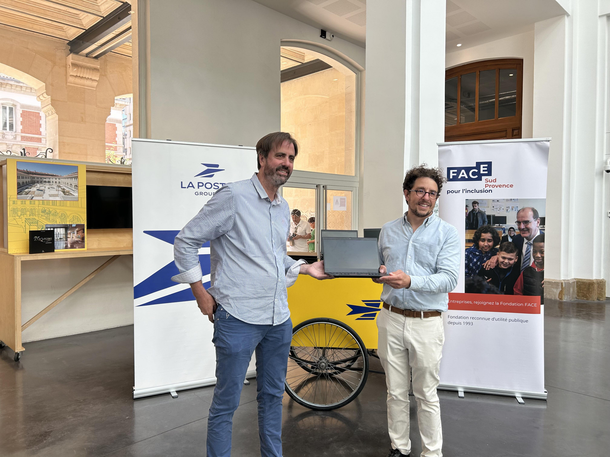 À Marseille, La Poste offre vingt ordinateurs pour faciliter l’insertion professionnelle