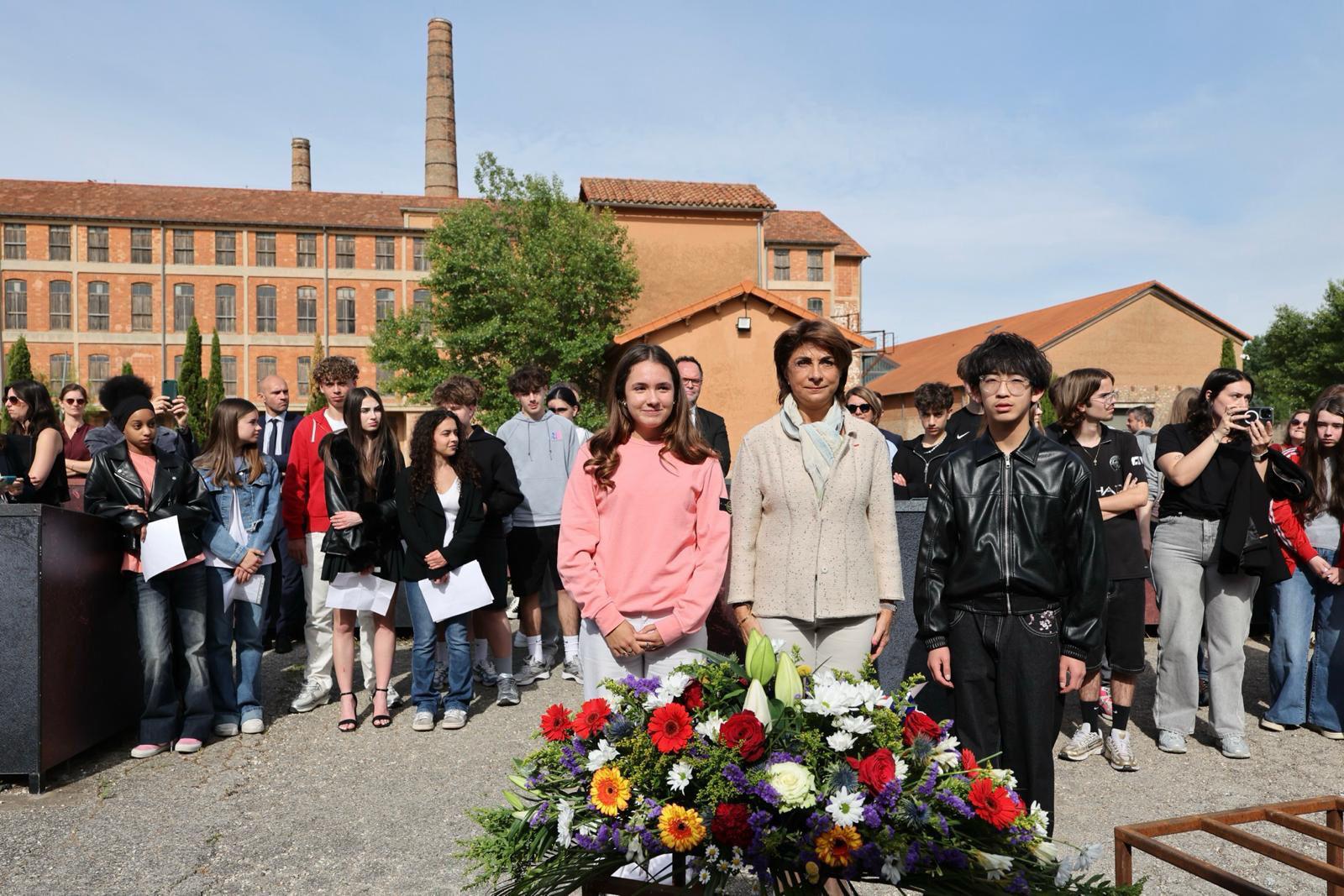 Des collégiens visitent le Camp des Milles