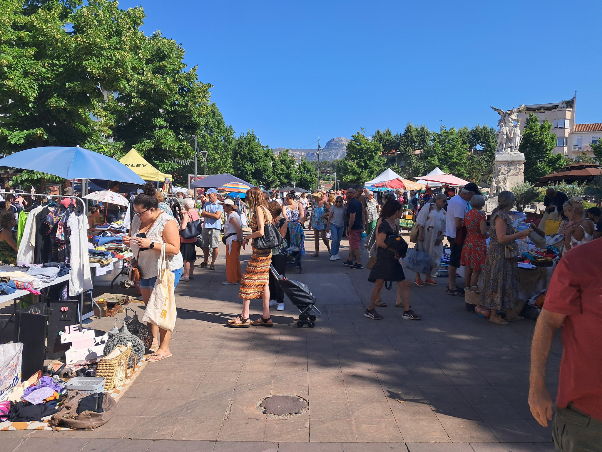 Une première braderie pour un grand commerce convivial à Aubagne